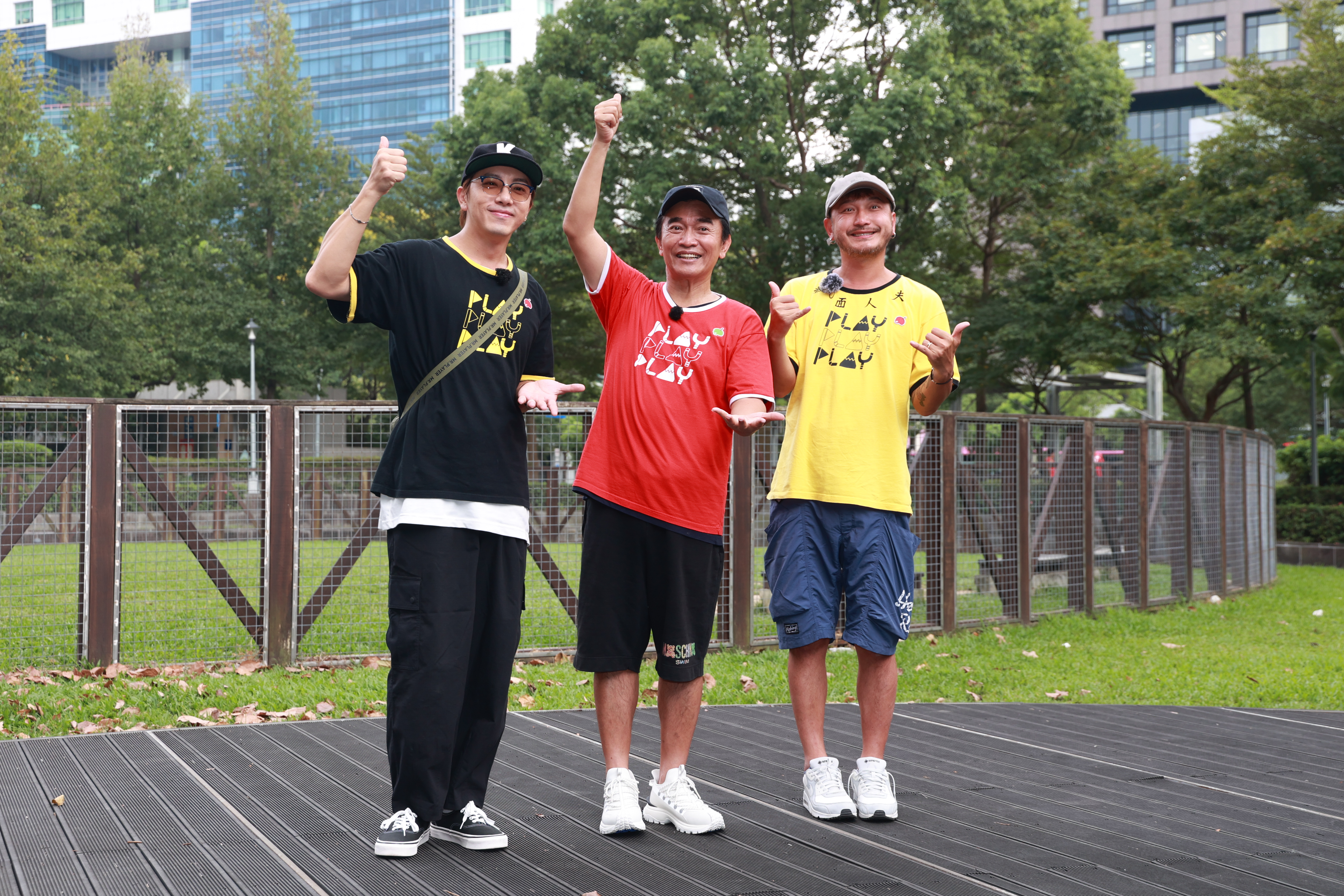坤達（左起）、吳宗憲、KID今在信義商圈出外景。