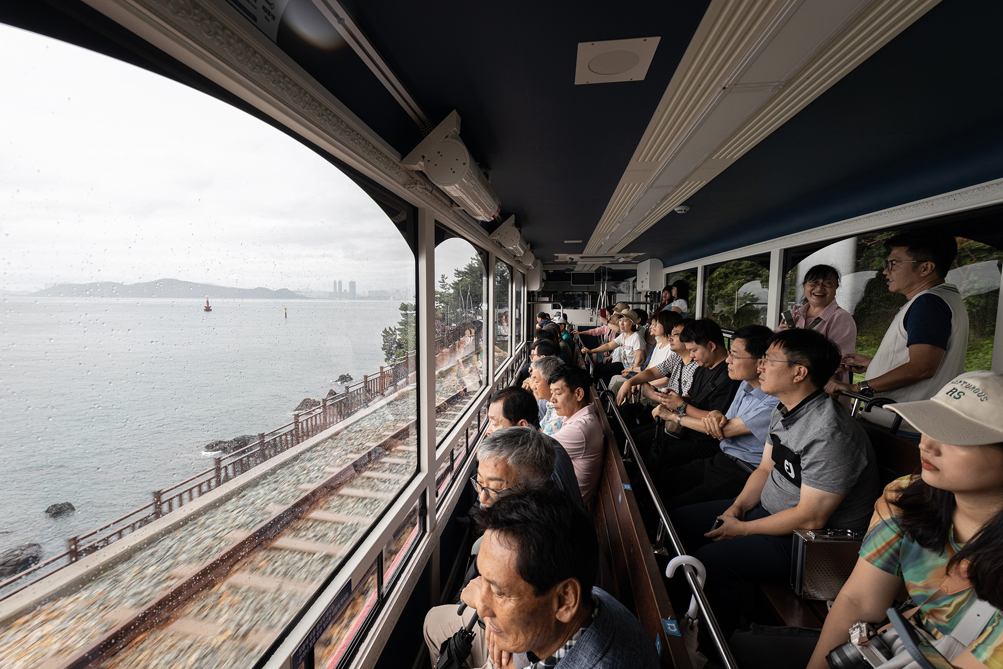 電車上的大面積窗戶，可飽覽海雲台尾浦至松亭沙灘一帶的美麗海景。