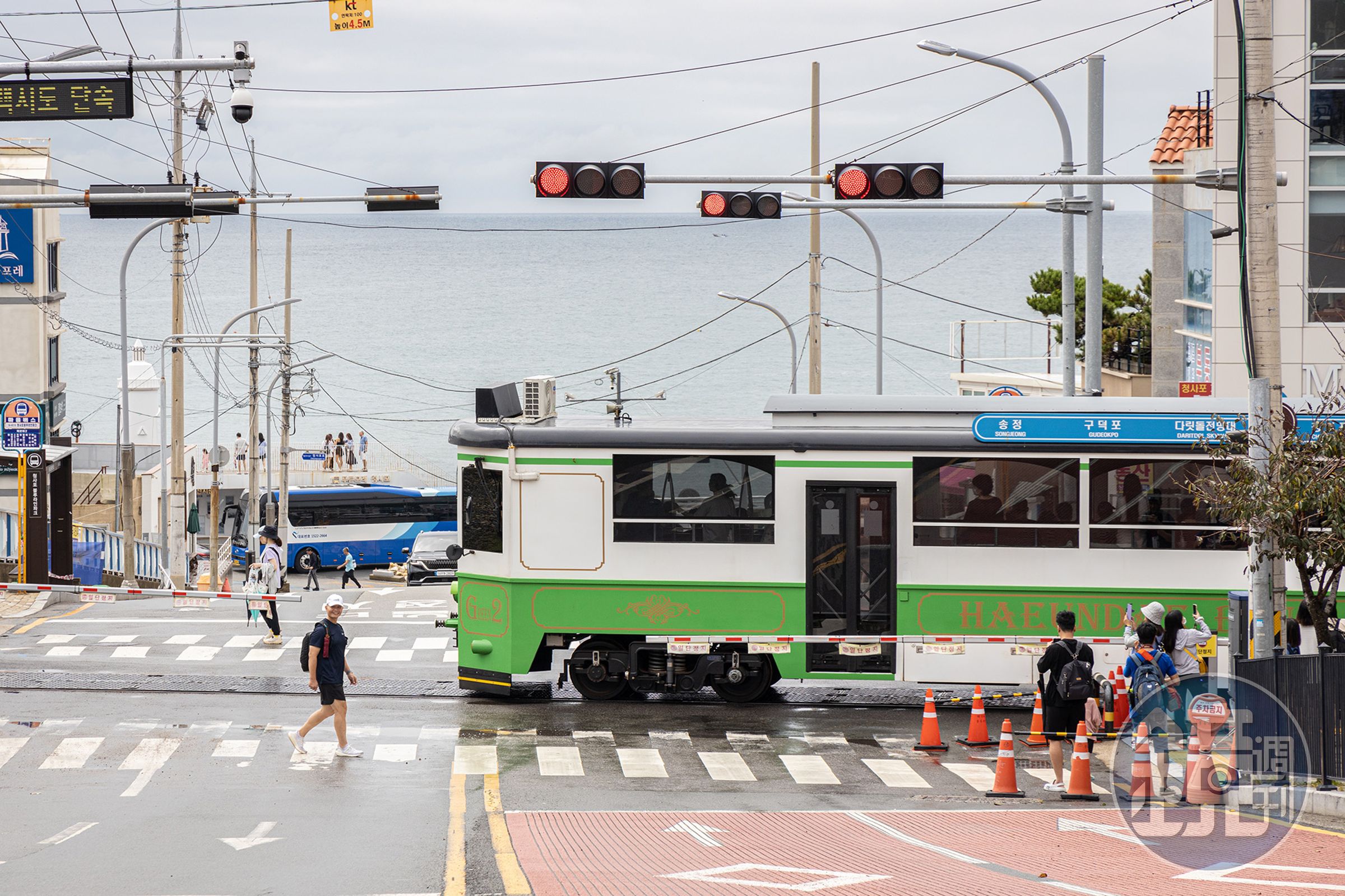 「海雲台Blueline Park」是行走在路面上的「電車型列車」，在經過平交道時，有種韓版灌籃高手平交道的相似感。   