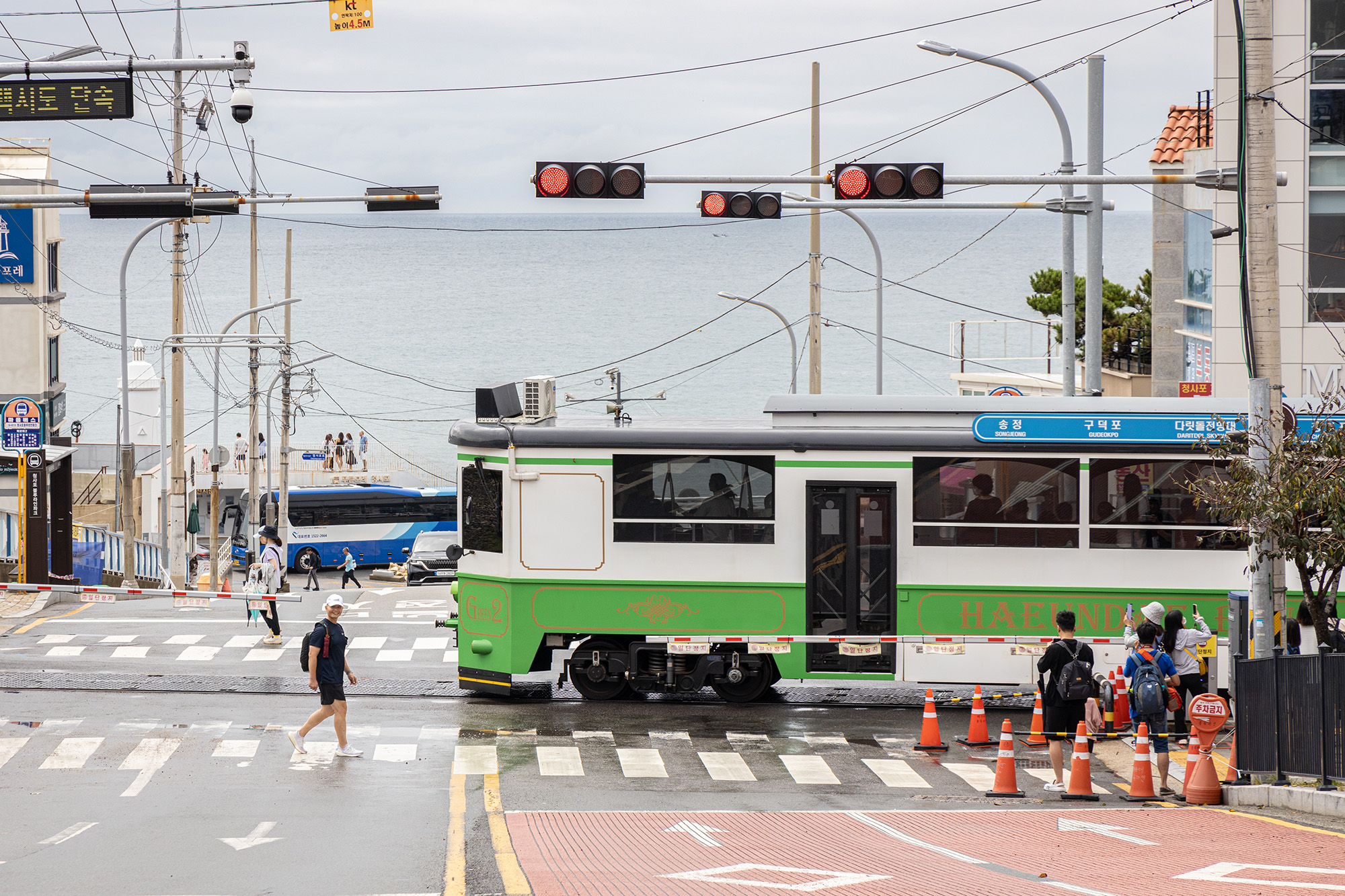 「海雲台Blueline Park」是行走在路面上的「電車型列車」，在經過平交道時，有種韓版灌籃高手平交道的相似感。   