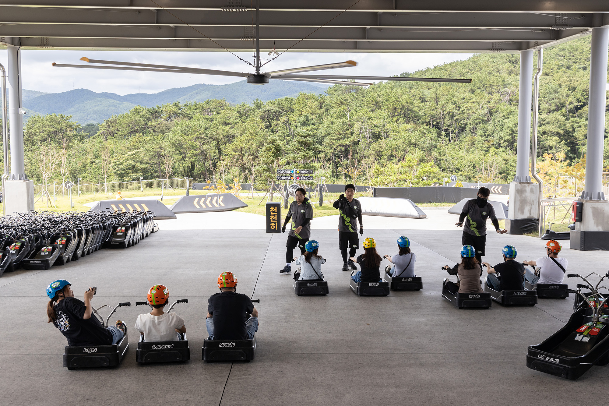 在「Skyline Luge 釜山」教練的教學與指示下，準備出發！