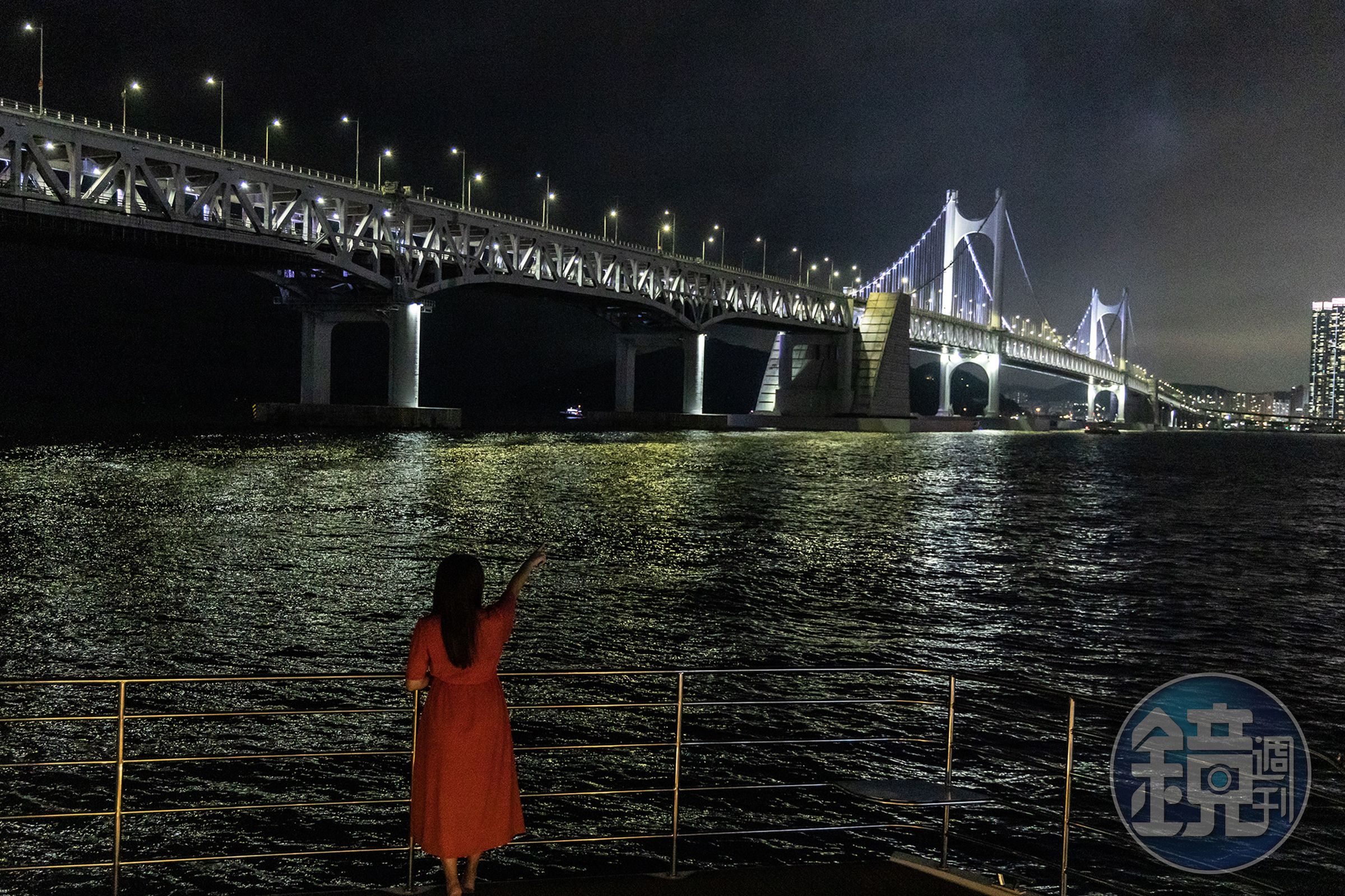 從船上仰望廣安大橋，更凸顯橋梁的壯闊與高聳。   