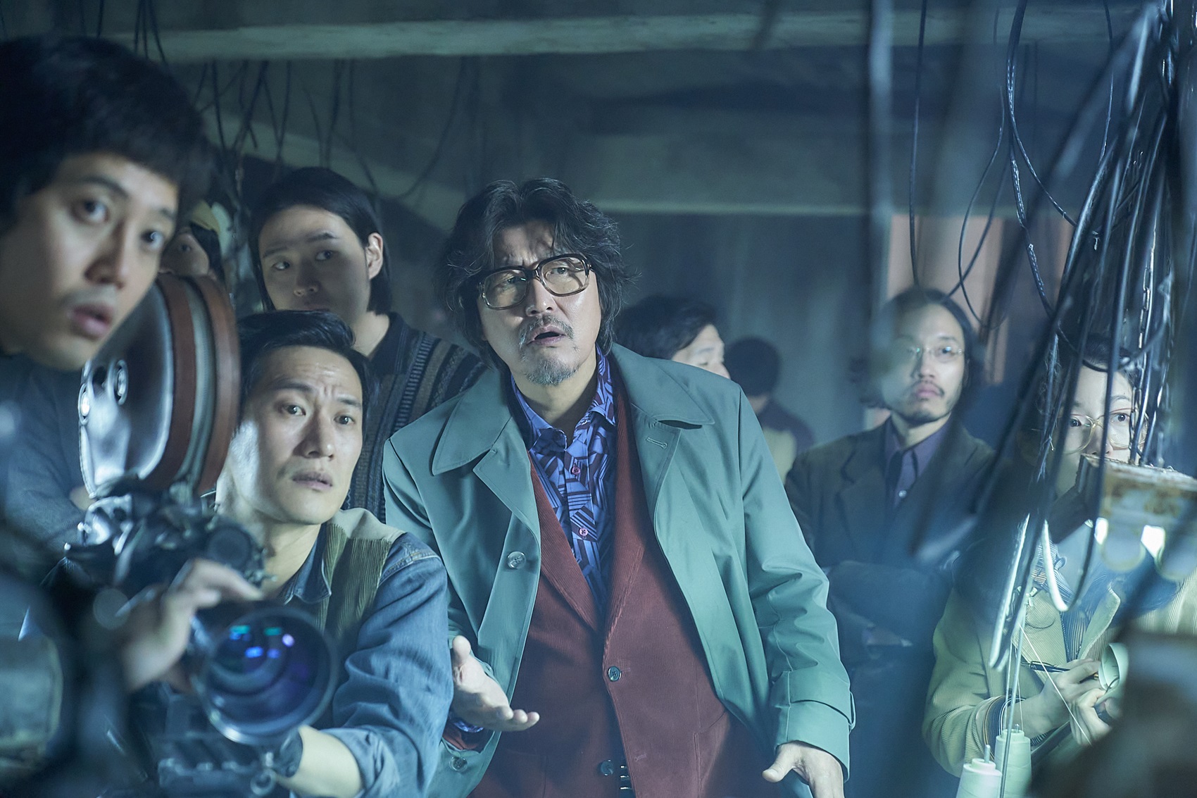 宋康昊(中)在片中飾演一名以出道作走紅的導演。(車庫娛樂提供)
