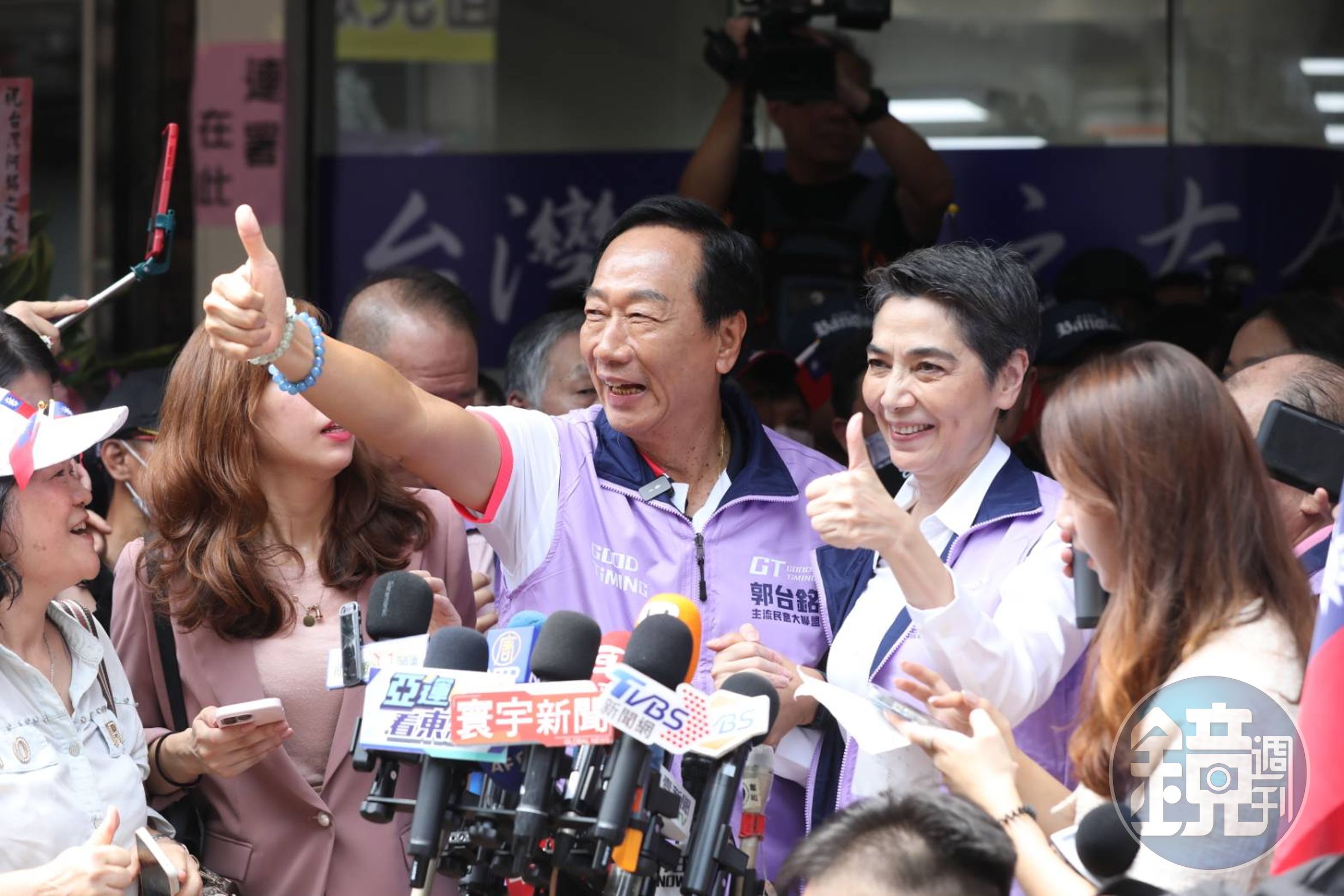 郭台銘(左)帶著賴佩霞(右)拜訪雙北連署站,被媒體問及「美國不希望他出現在選票上」一事,稱「有常識的人都能判斷」。