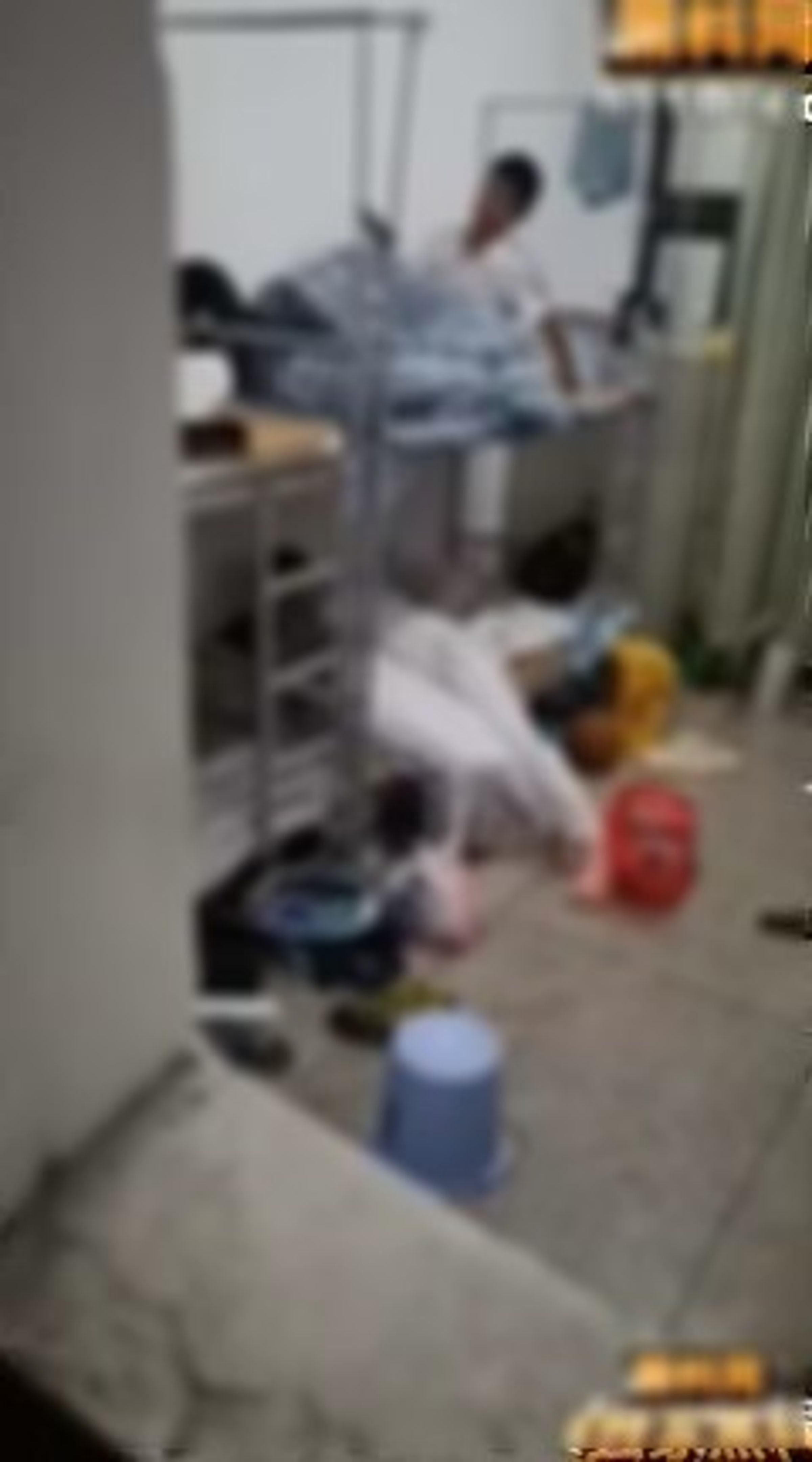 兩人無畏室友的眼光持續愛。(翻自《黑料網》)