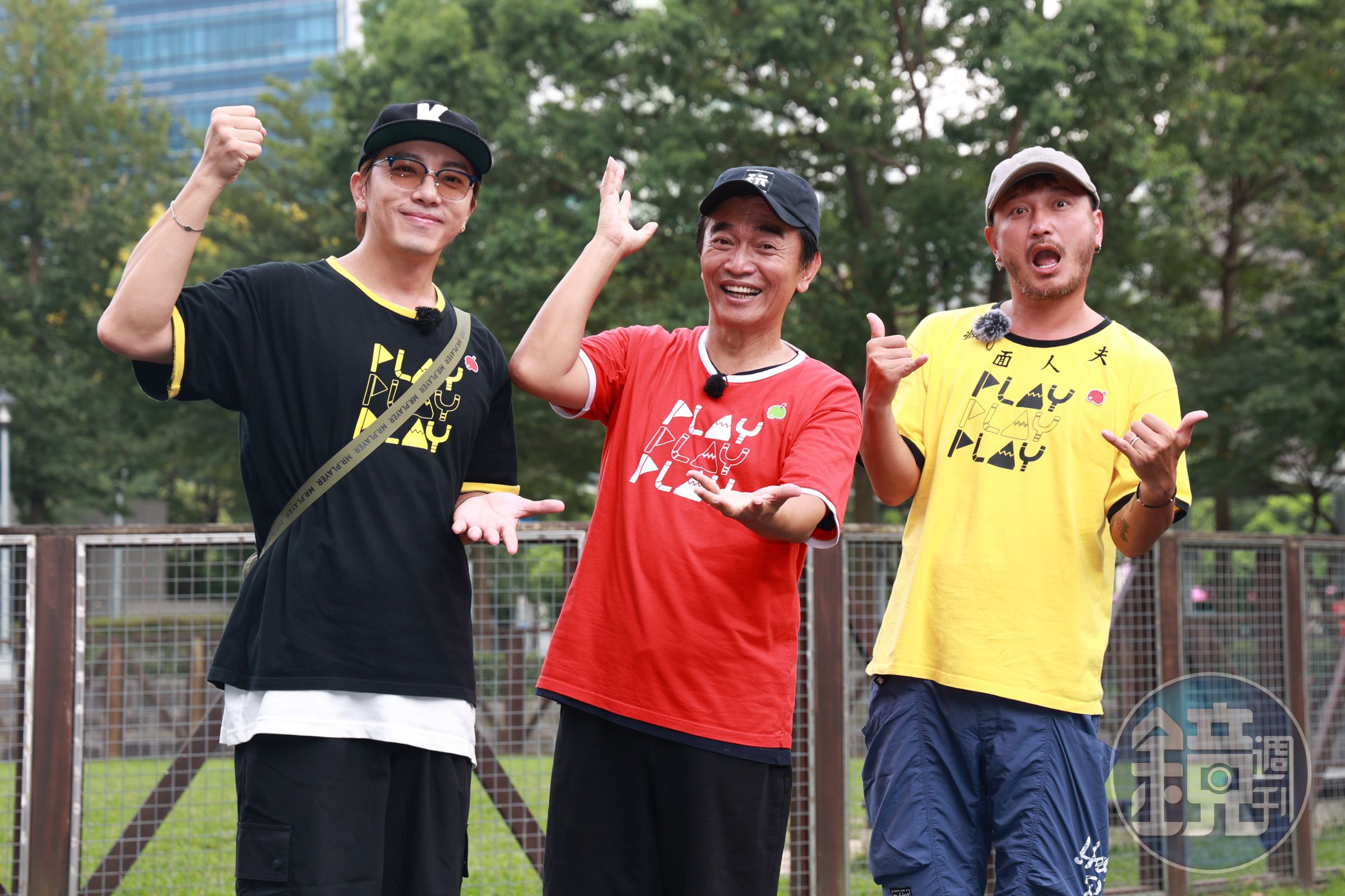 謝坤達(左起)、吳宗憲、KID出外景錄影。