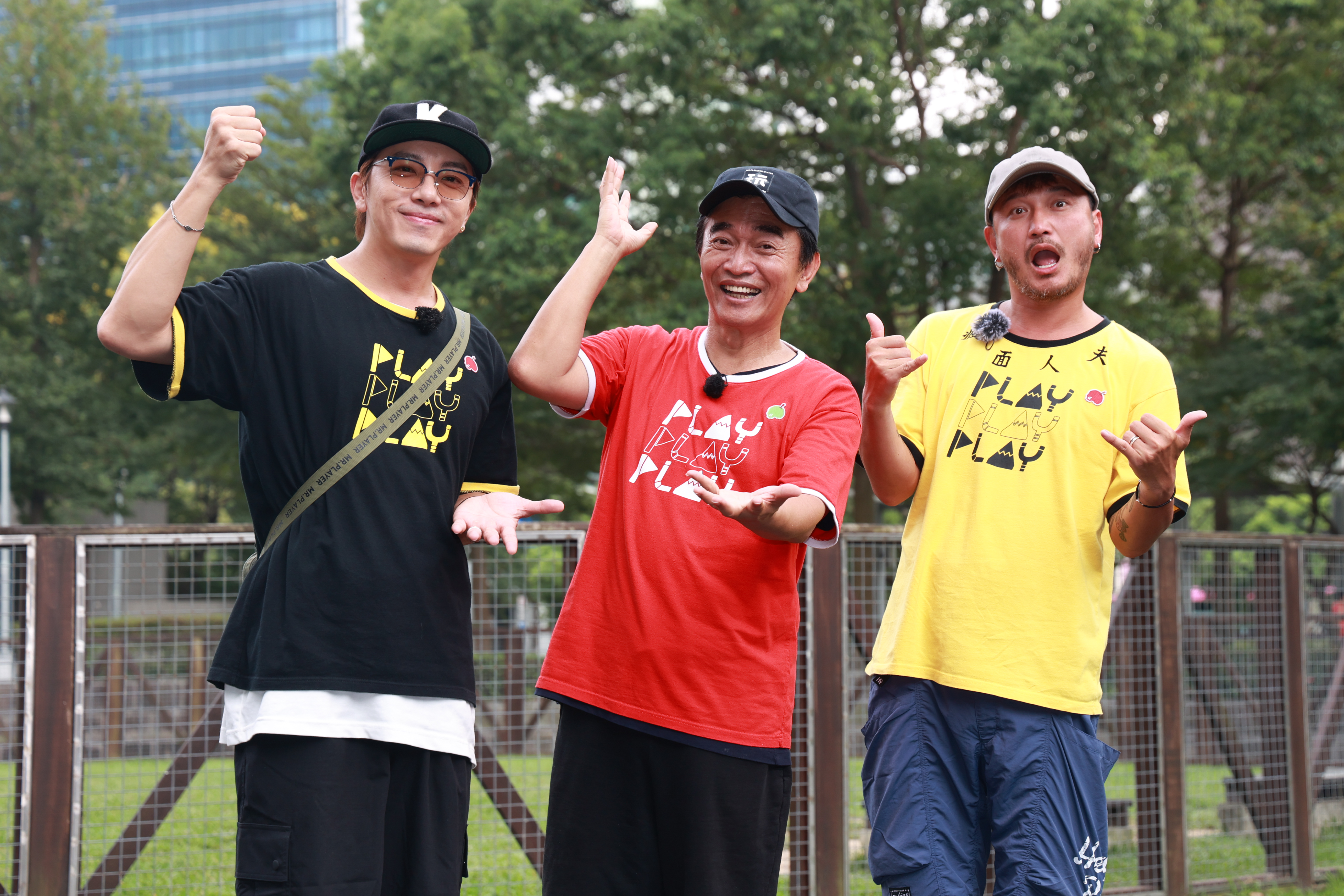 謝坤達（左起）、吳宗憲、KID出外景錄影。