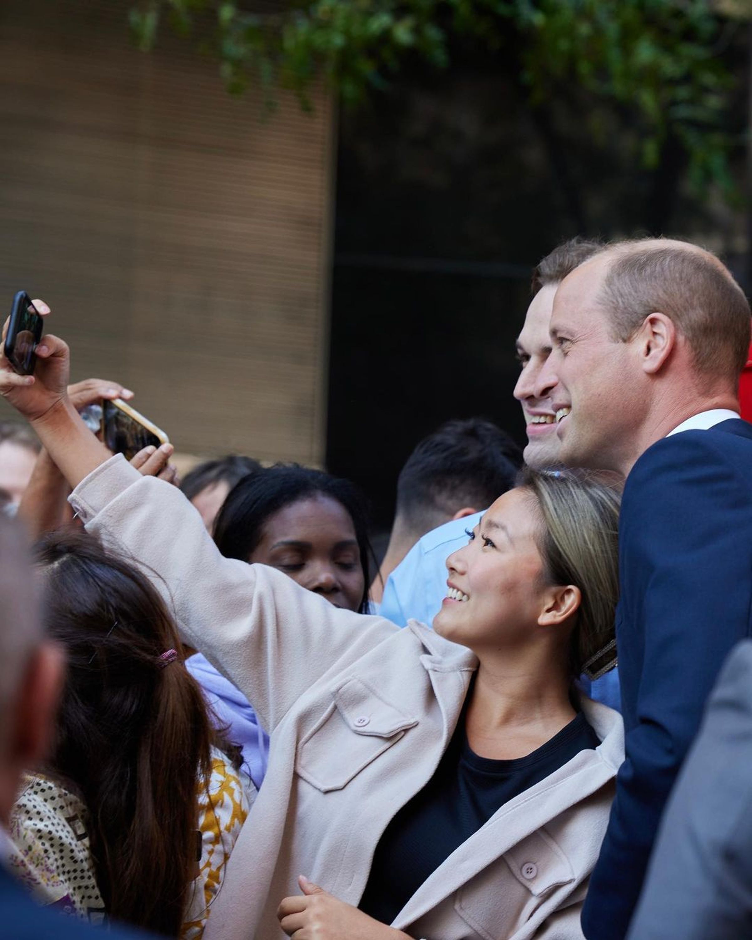 威廉王子親民與紐約客自拍。(翻攝princeandprincessofwales IG)