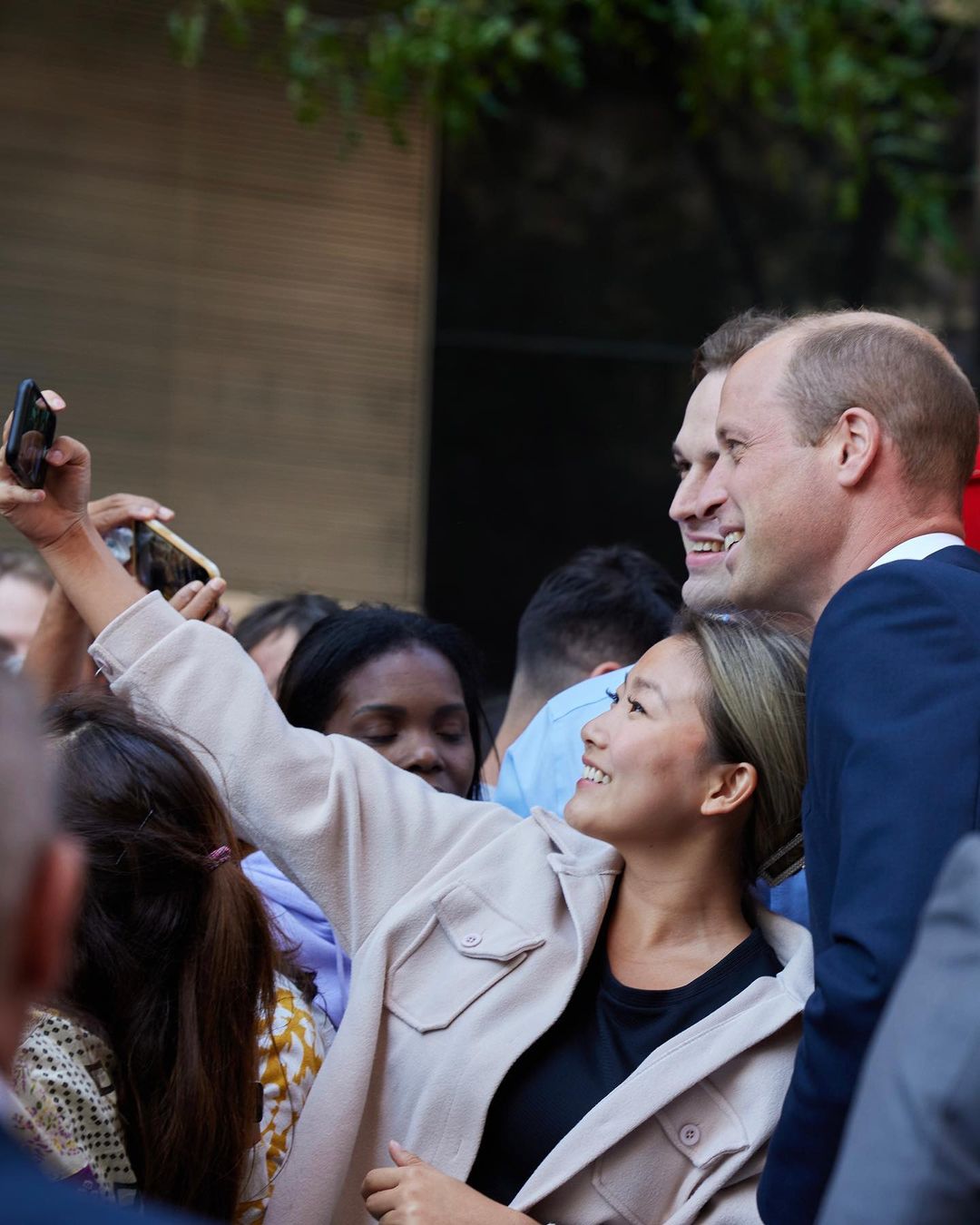 威廉王子親民與紐約客自拍。（翻攝princeandprincessofwales IG）