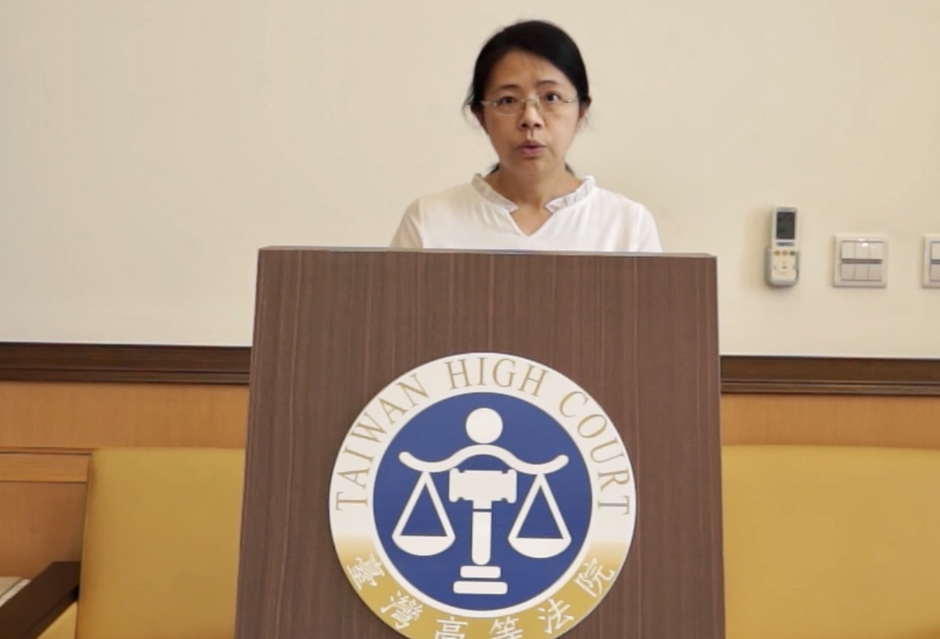 高等法院法官廖怡貞說明未以電子腳環監控金融犯罪被告原因。（高等法院提供）