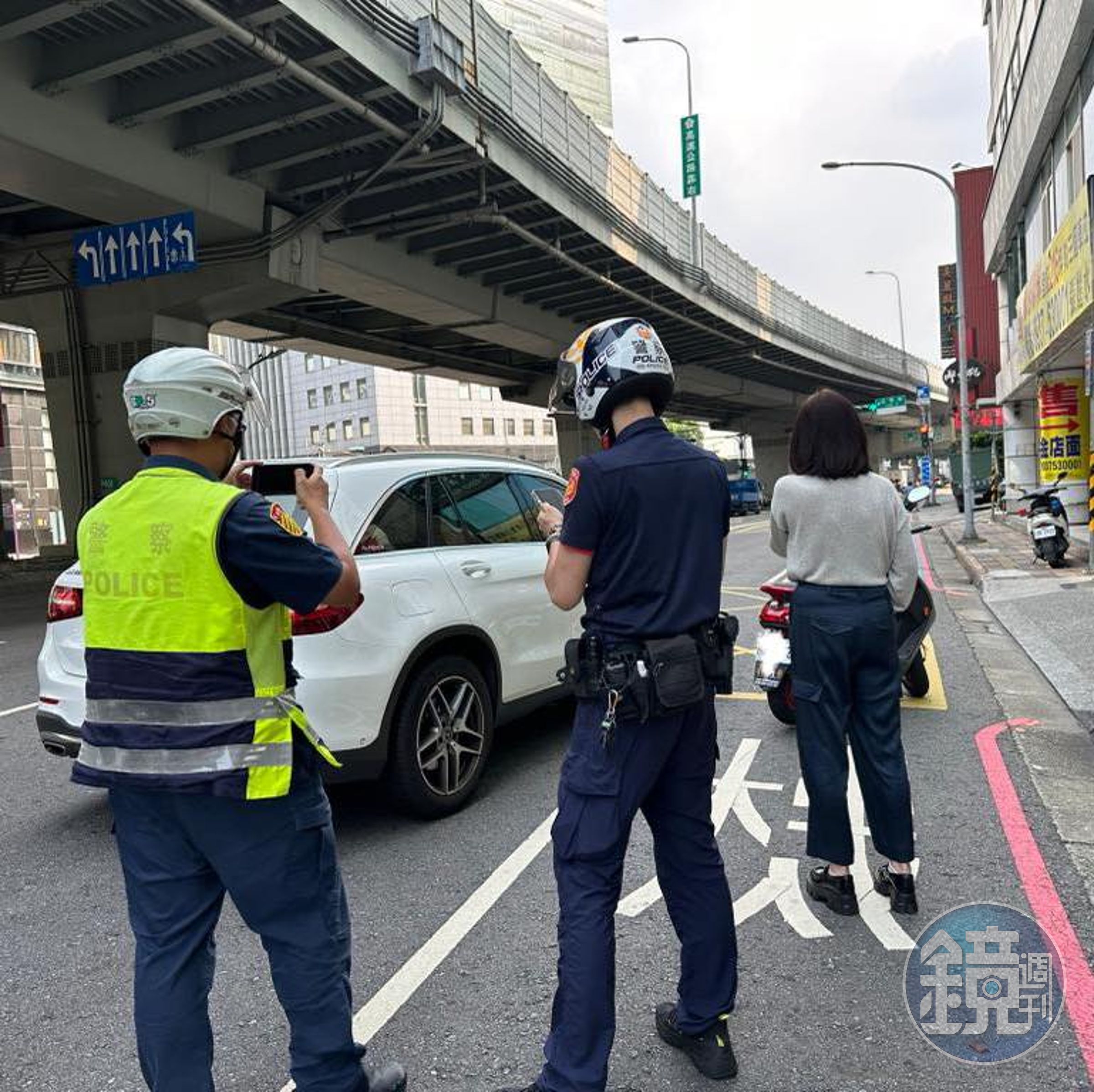 何如芸要下電視台停車場時突然被機車攔腰撞上。(翻攝自何如芸臉書)