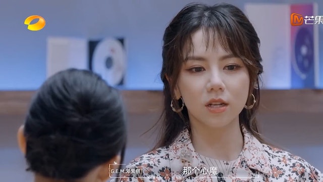 鄧紫棋上中國大陸綜藝節目《時光音樂會》，哽咽提及內心一直存在著心魔。（翻攝自網路）