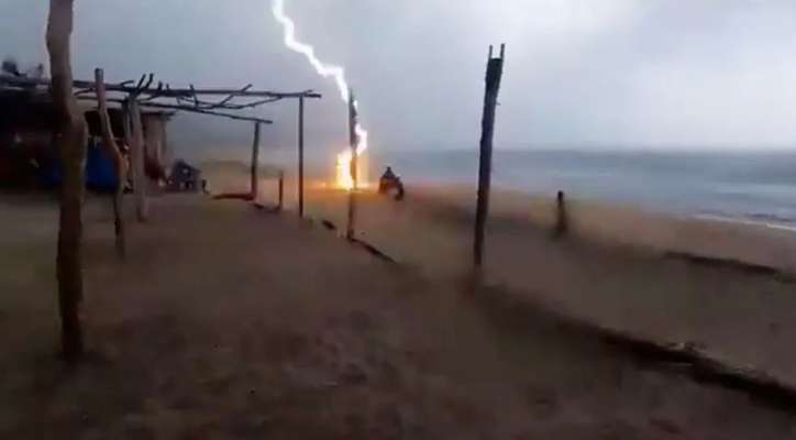 真天打雷劈！五雷轟頂閃擊海灘，2人慘死。（翻自《每日星報》）