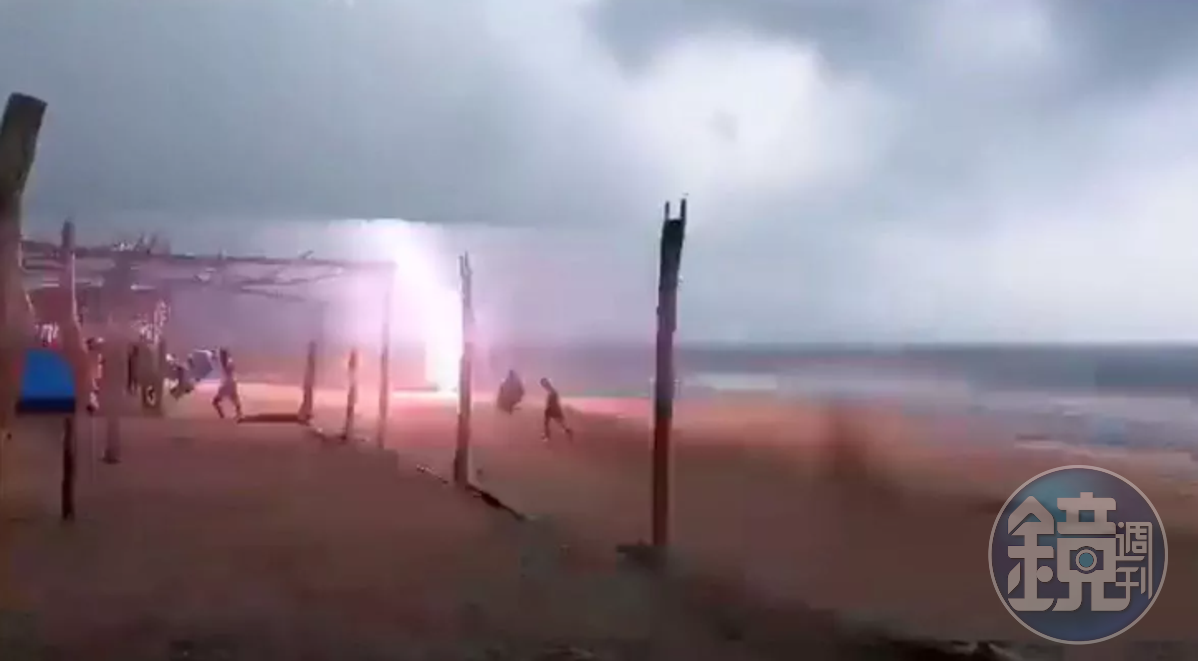 多道雷電連續打下，相當駭人。（翻自《每日星報》）