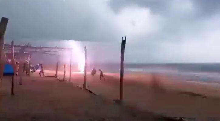 多道雷電連續打下，相當駭人。（翻自《每日星報》）