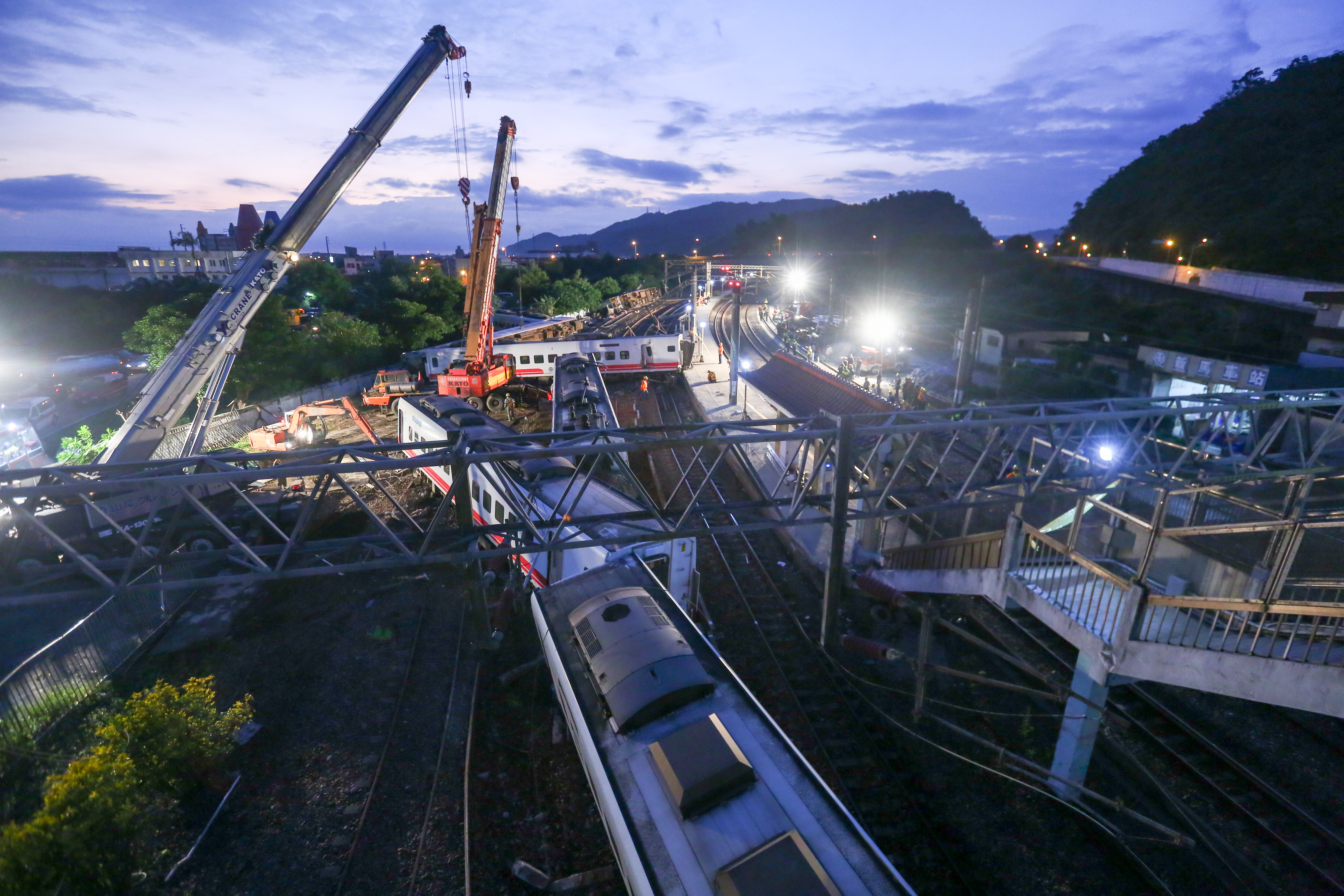 2018年10月21日在宜蘭翻覆的普悠瑪號，近日檢方於車廂內再度尋獲細小碎骨13塊及疑似牙齒1顆。（本刊資料照）
