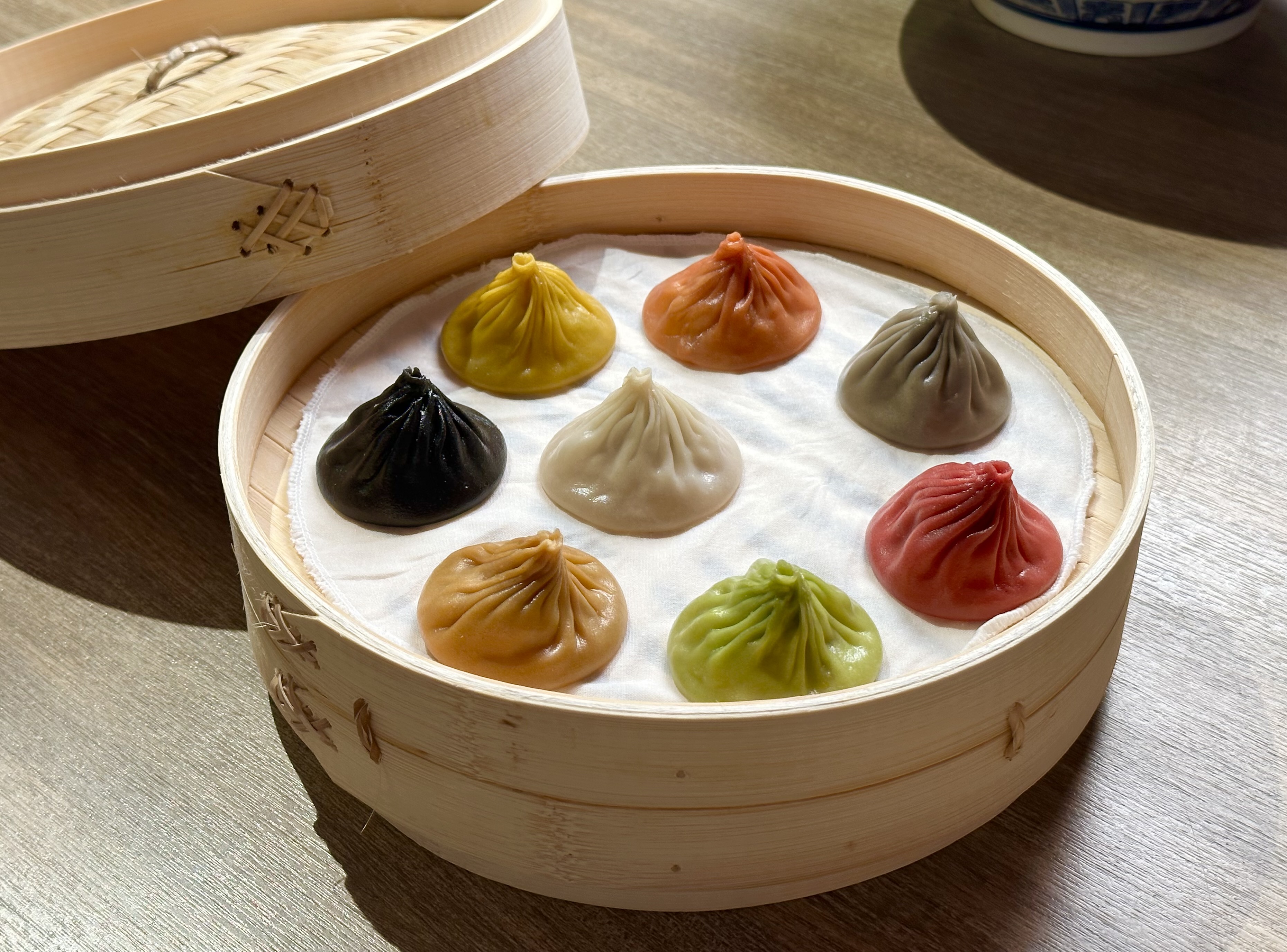 開幕活動期間，點招牌的「特色皇朝小籠包」，就送主廚特製的「脆皮包種鮮蝦小籠包」。（368元／籠）