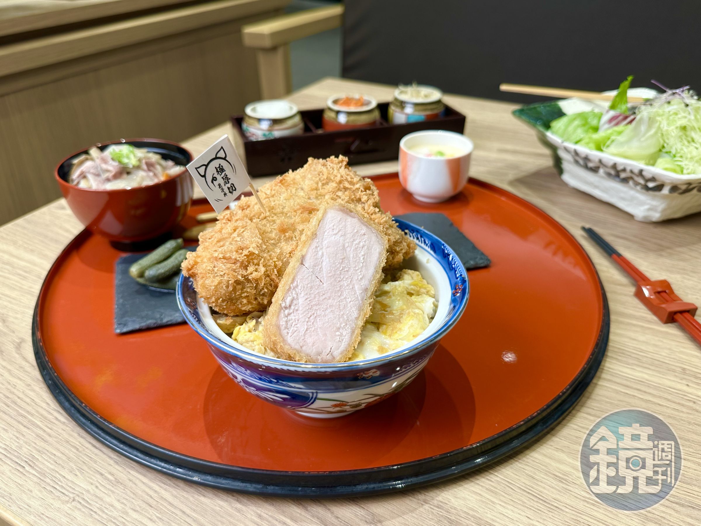 「極厚切豬排玉子丼套餐」豬排分量是一般的一倍，店家提供5種調味料讓客人變化口味、解膩。（380元／份）