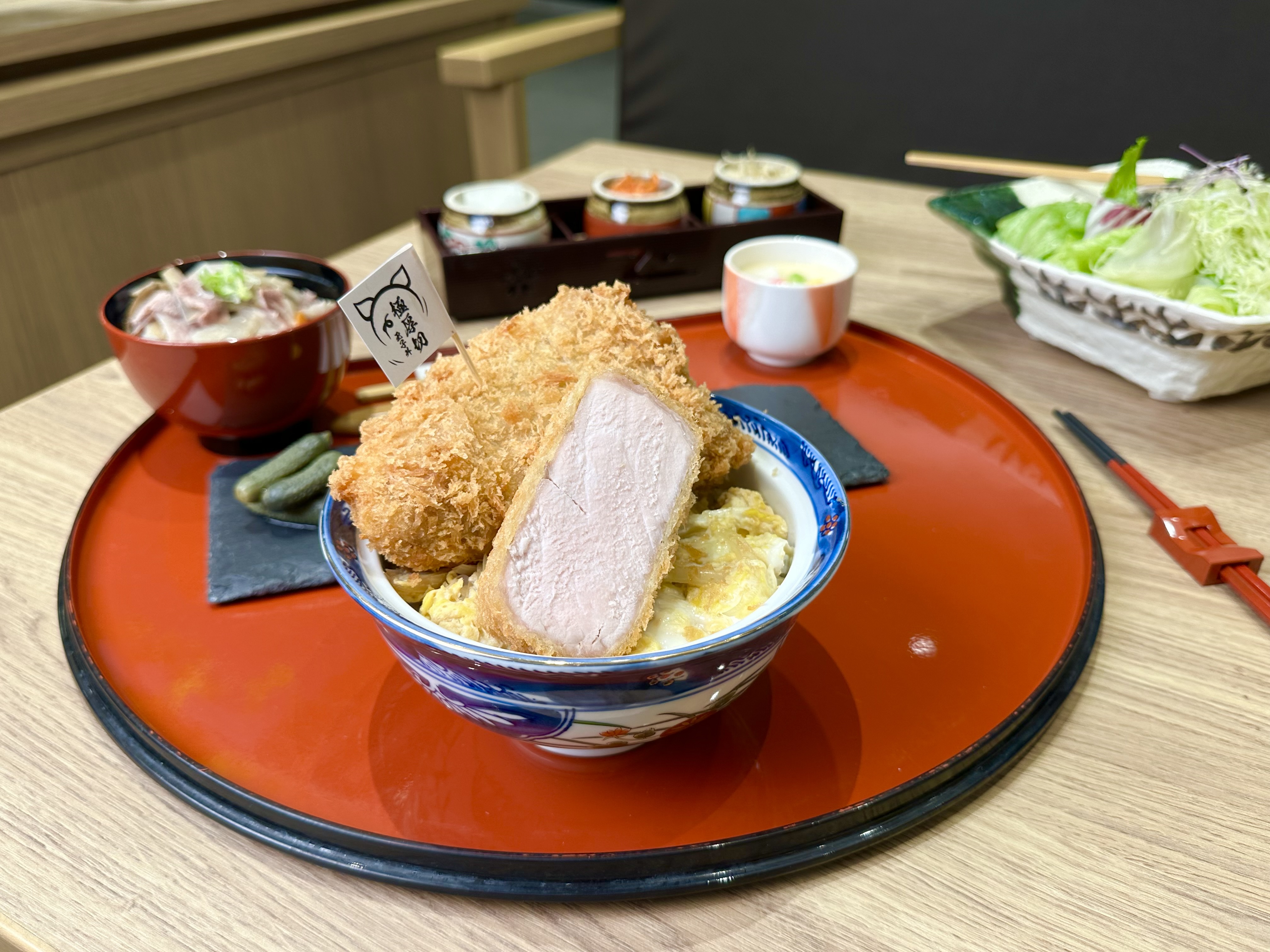 「極厚切豬排玉子丼套餐」豬排分量是一般的一倍，店家提供5種調味料讓客人變化口味、解膩。（380元／份）