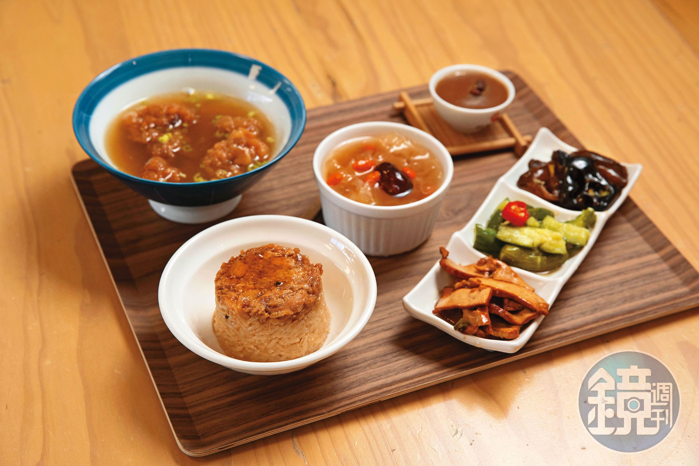 鈴蘭碗粿除了碗粿，也販售米糕、肉骨酥湯等能吃飽的菜色，二店還搭配小菜、甜湯推出套餐。