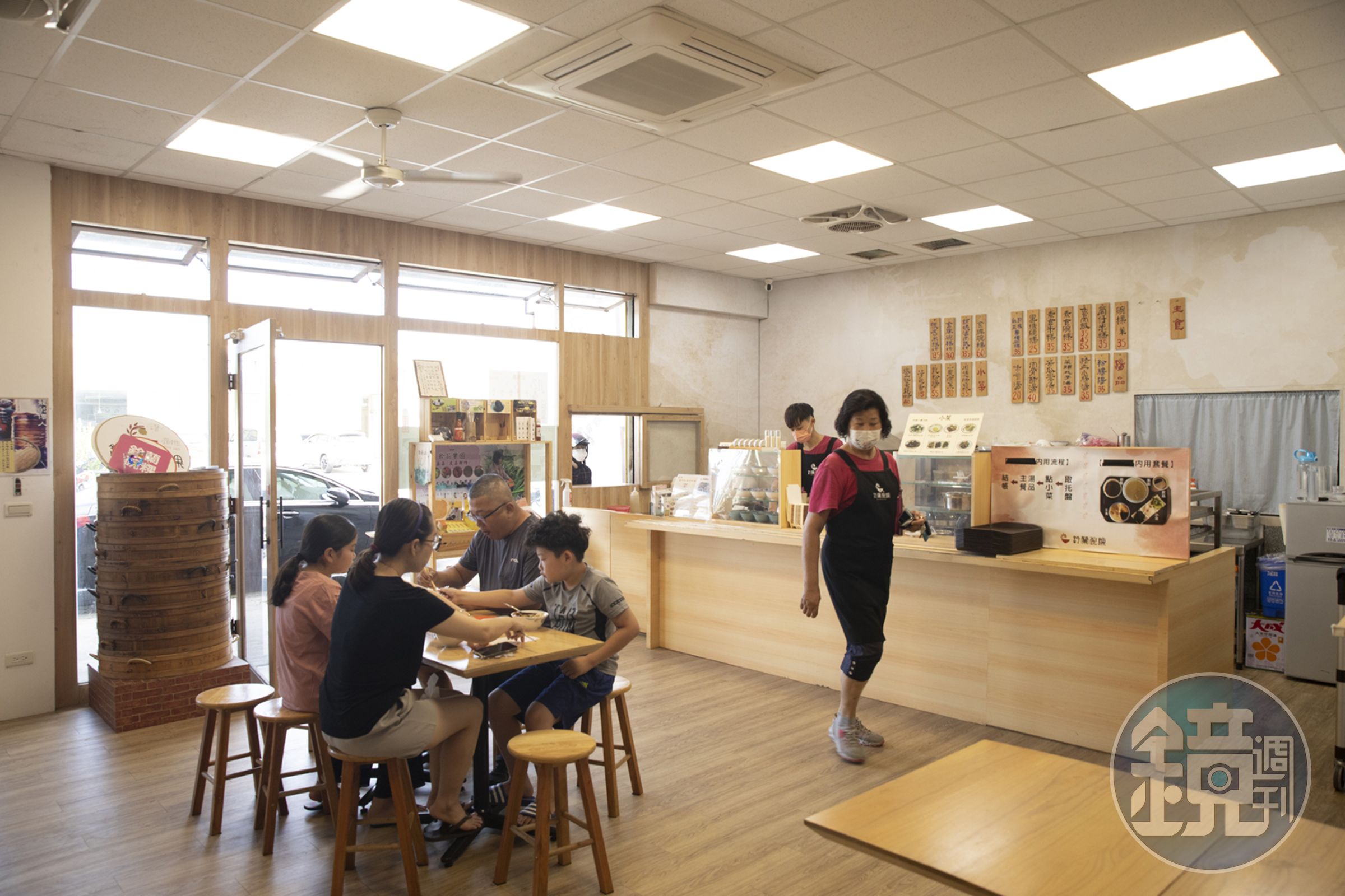 鈴蘭碗粿二店隆興店店址選在前往阿里山必經之路，吸引許多觀光客、自駕遊的家庭客。