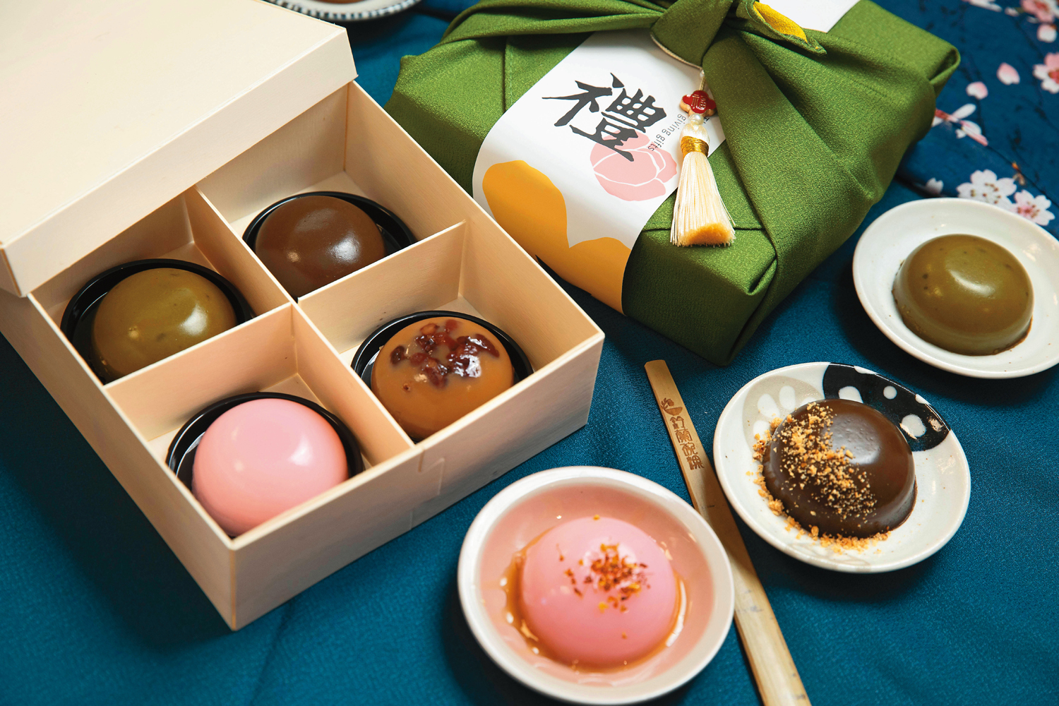 呂意如研發設計鈴蘭和粿子禮盒，內含鐵觀音、櫻花、阿里山烏龍與紅豆黑糖4種口味的碗粿，不少人特意買來當伴手禮。（320元／盒）