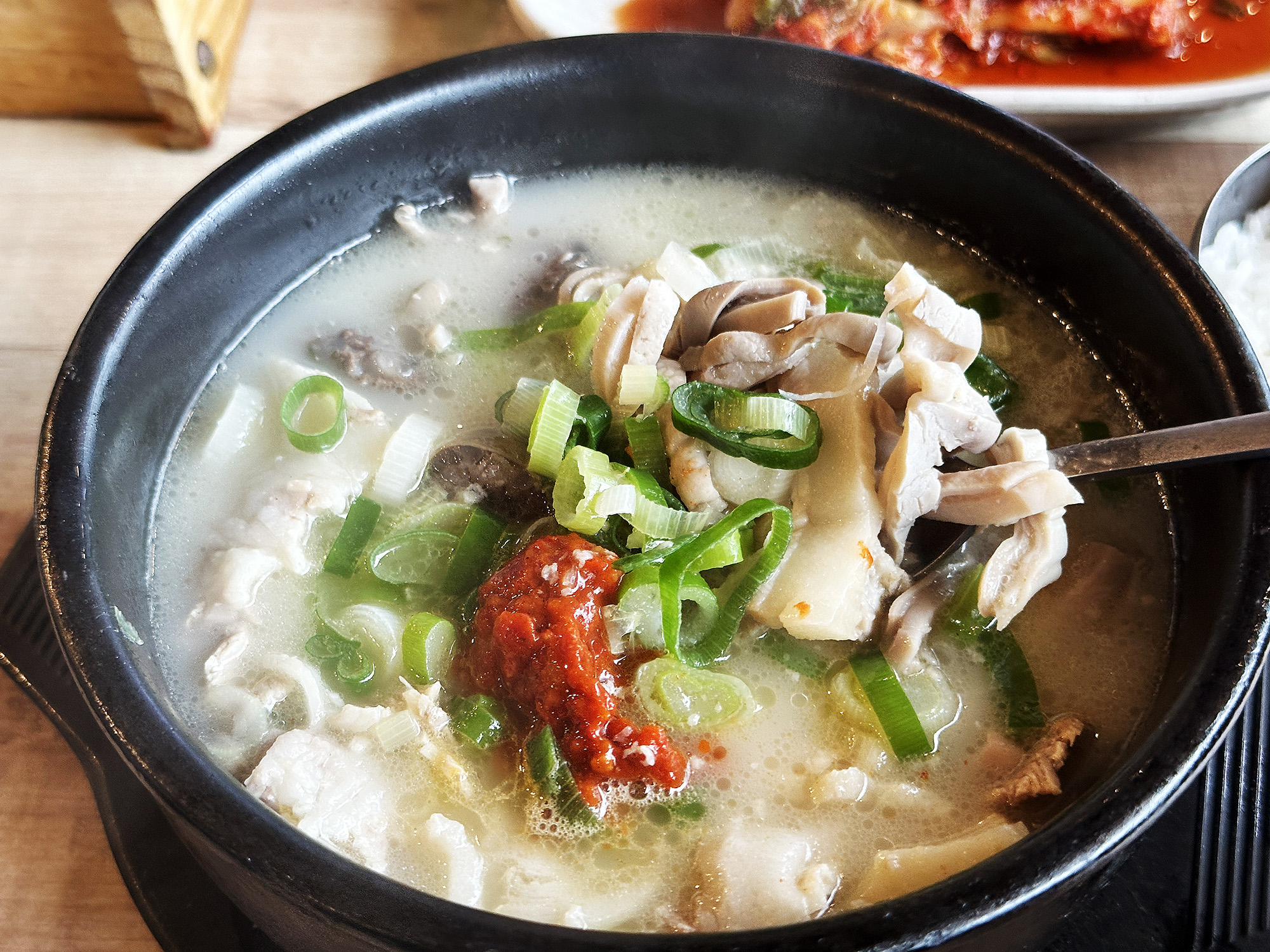「密陽血腸豬肉湯飯（밀양순대돼지국밥）」的「豬肉加血腸湯飯」是以白色湯頭為基底，看似濃郁，其實風味屬清爽淡雅型，可適量加入蝦醬、辛奇增加風味。（10,000韓元／份，約NT$250）