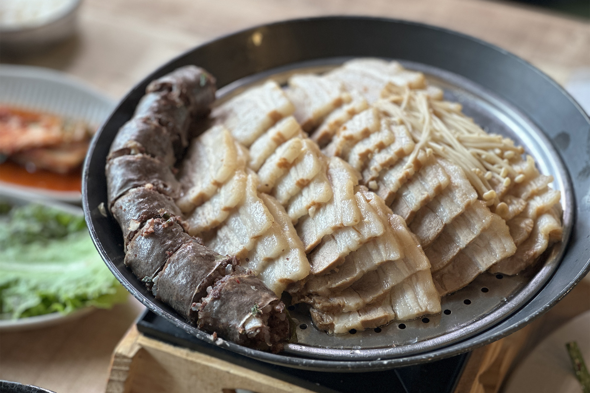招牌「白切肉加血腸」是許多人會搭配湯飯一起享用的拼盤組合。（30,000韓元／小份，約NT$750、40,000韓元／大份，約NT$1,000）