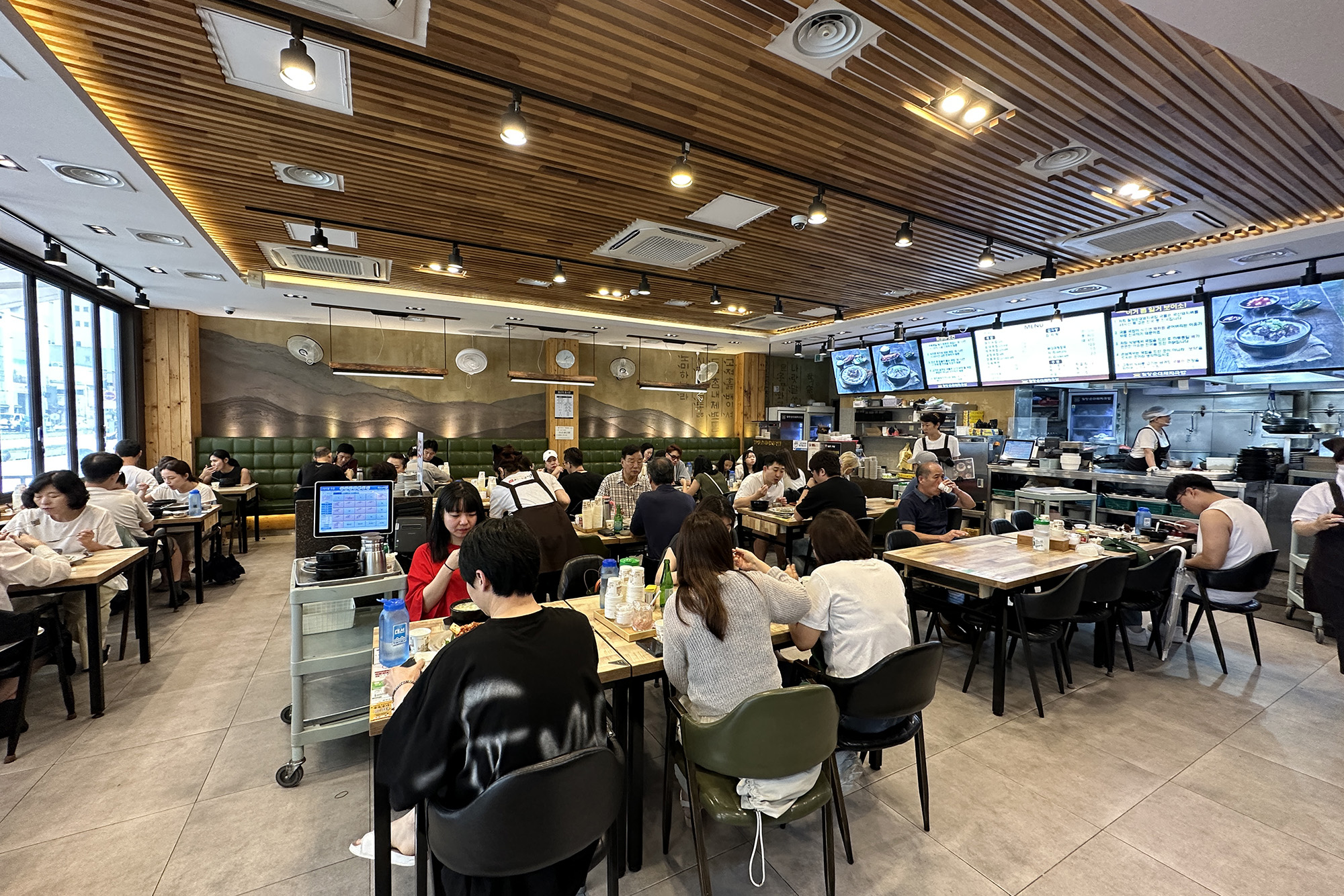 「密陽血腸豬肉湯飯（밀양순대돼지국밥）」是釜山著名的餐飲連鎖店。