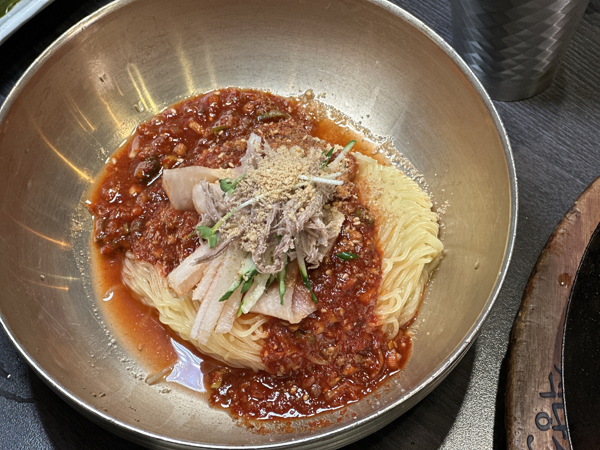 喜歡吃乾拌麵的人可選淋上濃郁辣醬的「拌麥麵」（單點9,000韓元／份，約NT$225，搭配煎豬排6,000元／份，約NT$150）