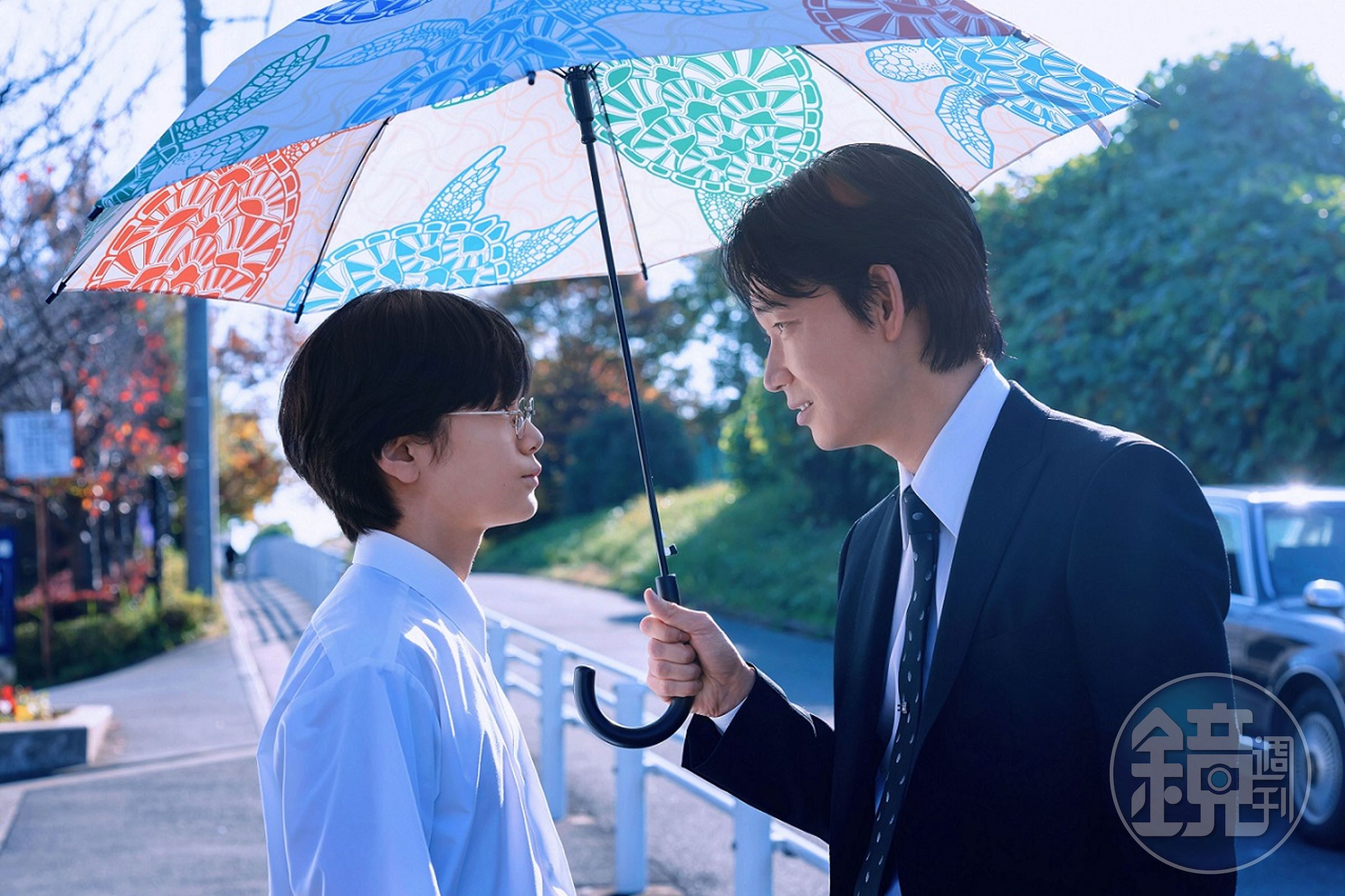 綾野剛（右）主演《去唱卡拉OK吧！》也將在金馬影展播映，片中他飾演一名五音不全的黑道。（金馬影展提供）
