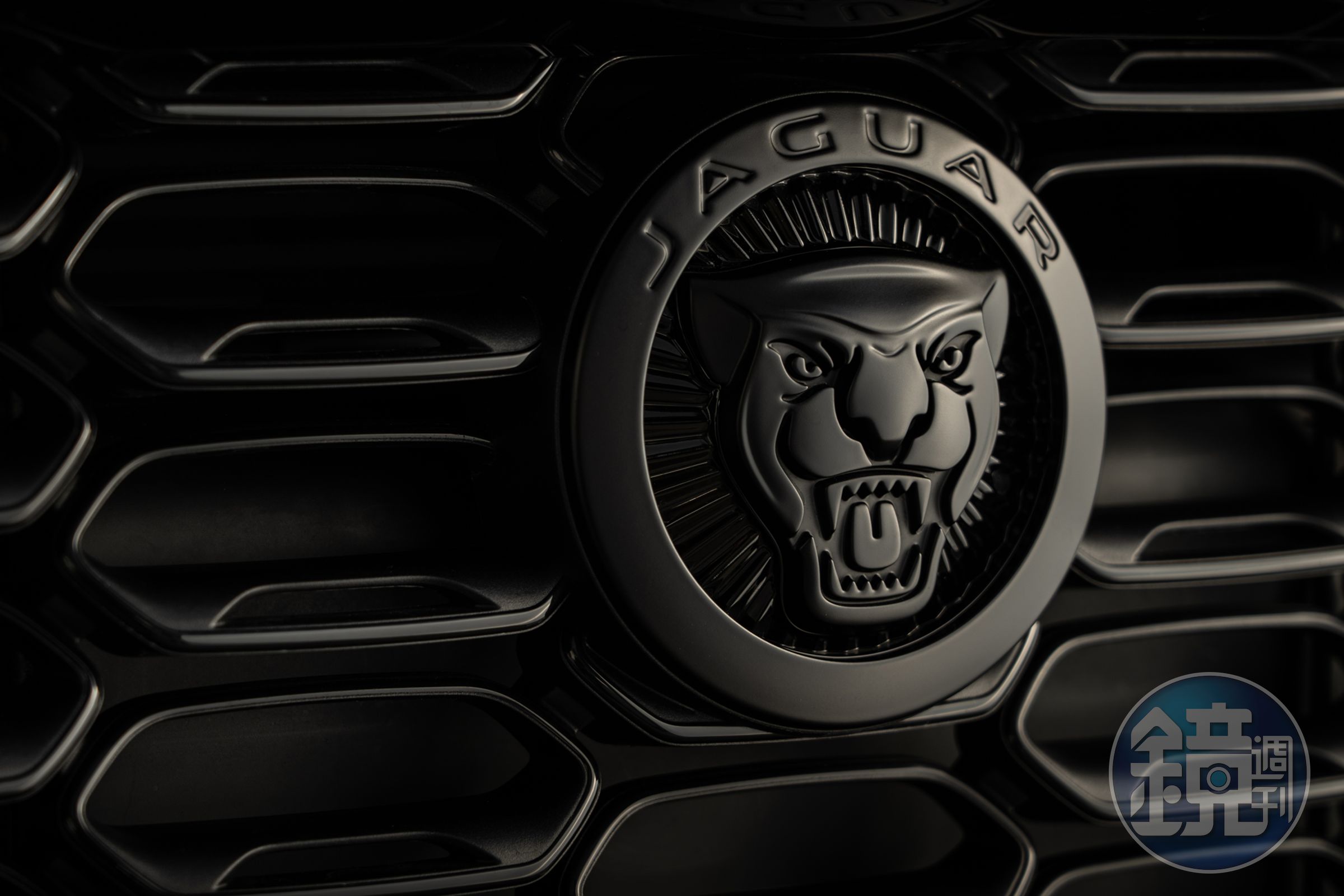 隨著全球汽車產業朝向電動化的大趨勢前進，Jaguar再次證明瞭其為汽車產業帶來革命的能力。而F-TYPE R 75，則是這一轉變中的重要一環，將永遠留在我們的記憶中。
