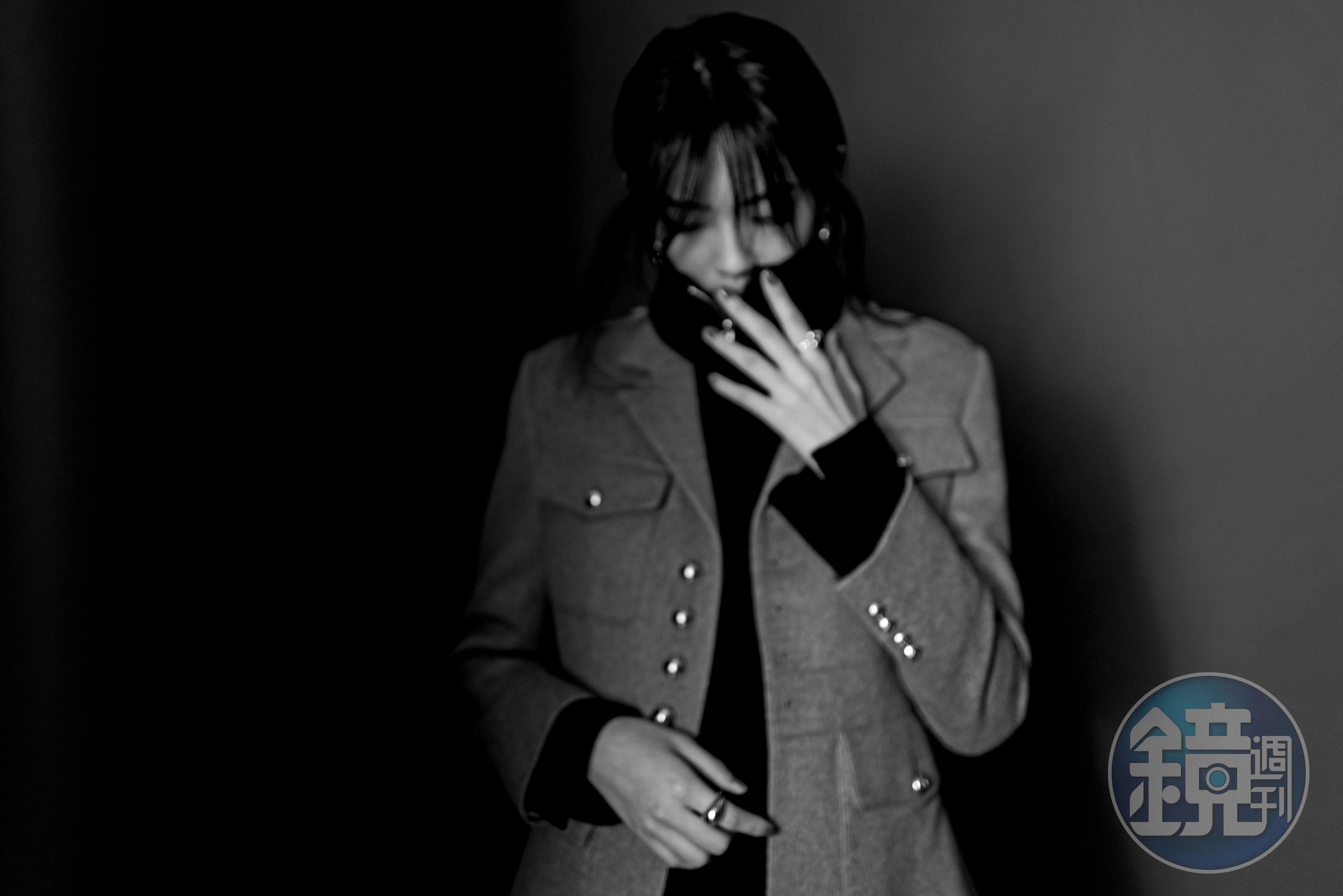 斜紋羊絨SAHARIENNE外套 NT$155,000 by CELINE BY Hedi Slimane／ARKSVILLE針織半拉鍊上衣 NT$85,600 by Loro Piana／Heritage系列氧化純銀鑲銀球耳環 NT$8,300 by GEORG JENSEN／Mercy系列純銀戒指 NT$9,600 by GEORG JENSEN／Moonlight Grapes系列純銀戒指 NT$8,000 by GEORG JENSEN