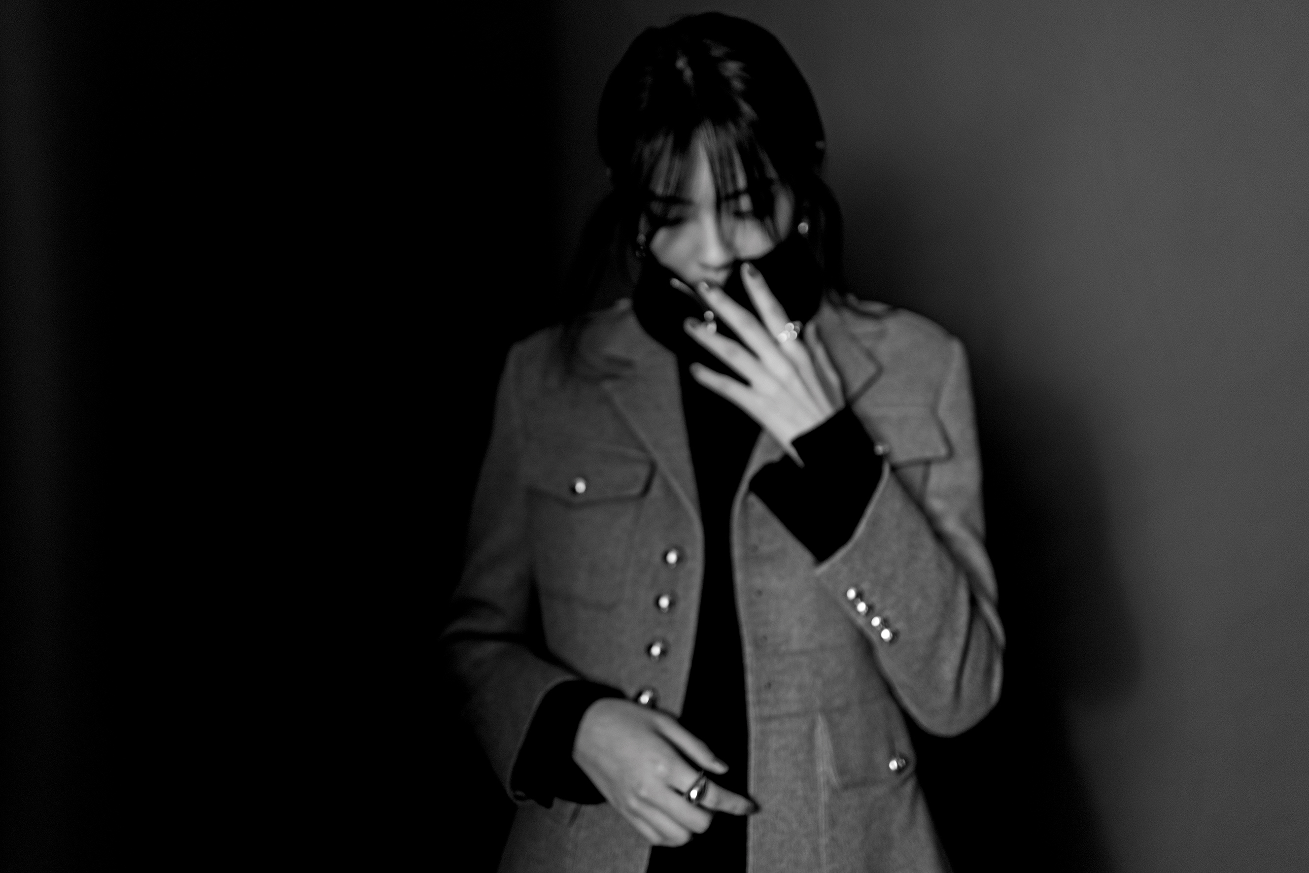 斜紋羊絨SAHARIENNE外套 NT$155,000 by CELINE BY Hedi Slimane／ARKSVILLE針織半拉鍊上衣 NT$85,600 by Loro Piana／Heritage系列氧化純銀鑲銀球耳環 NT$8,300 by GEORG JENSEN／Mercy系列純銀戒指 NT$9,600 by GEORG JENSEN／Moonlight Grapes系列純銀戒指 NT$8,000 by GEORG JENSEN