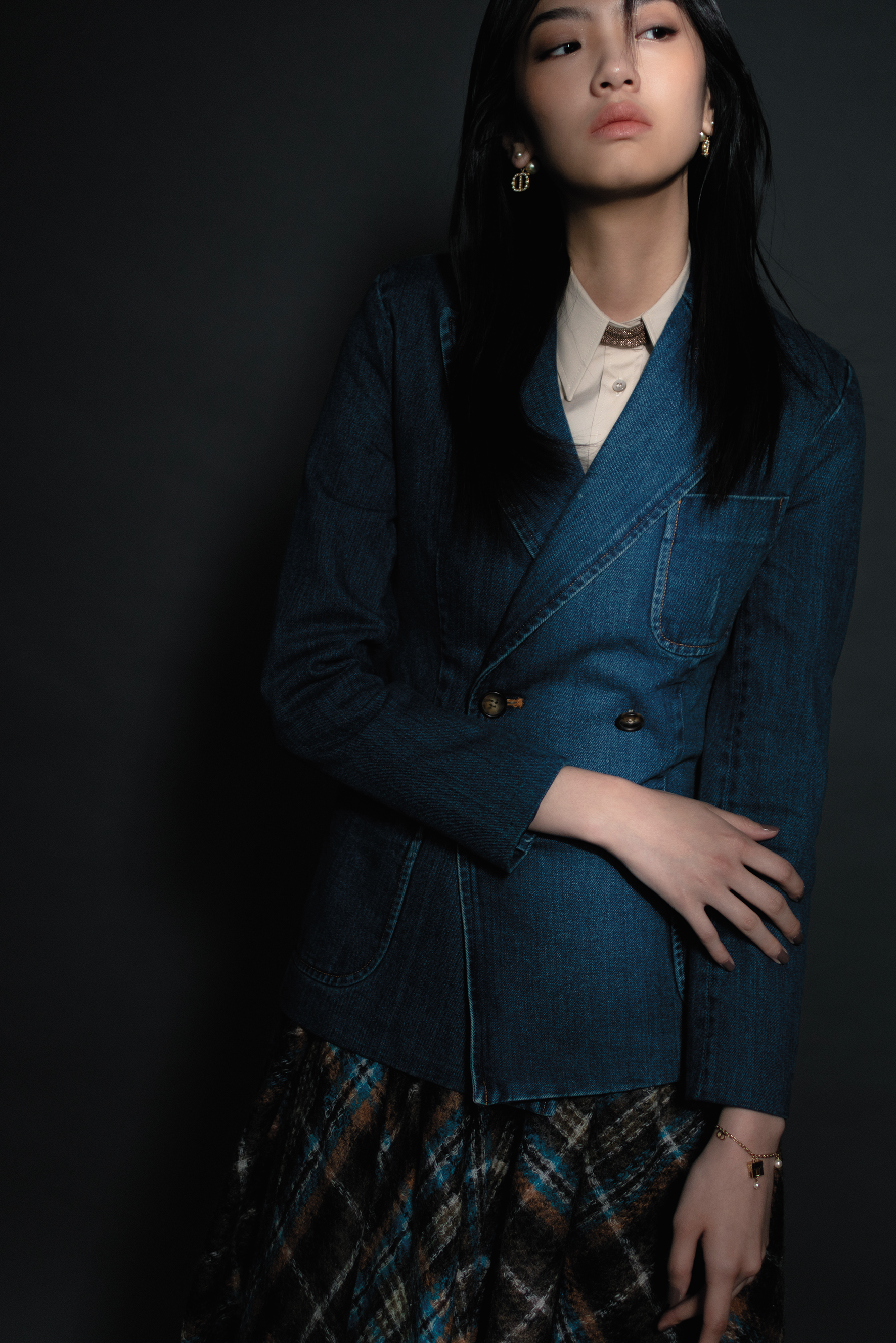 丹寧西裝外套 NT$19,880 by Polo Ralph Lauren／卡其色襯衫 NT$46,500 by Brunello Cucinelli／格紋長裙 價格店洽by DIOR／TRIBALES耳環 NT$20,500 by DIOR／PLAN DE PARIS手鍊 NT$19,500 by DIOR