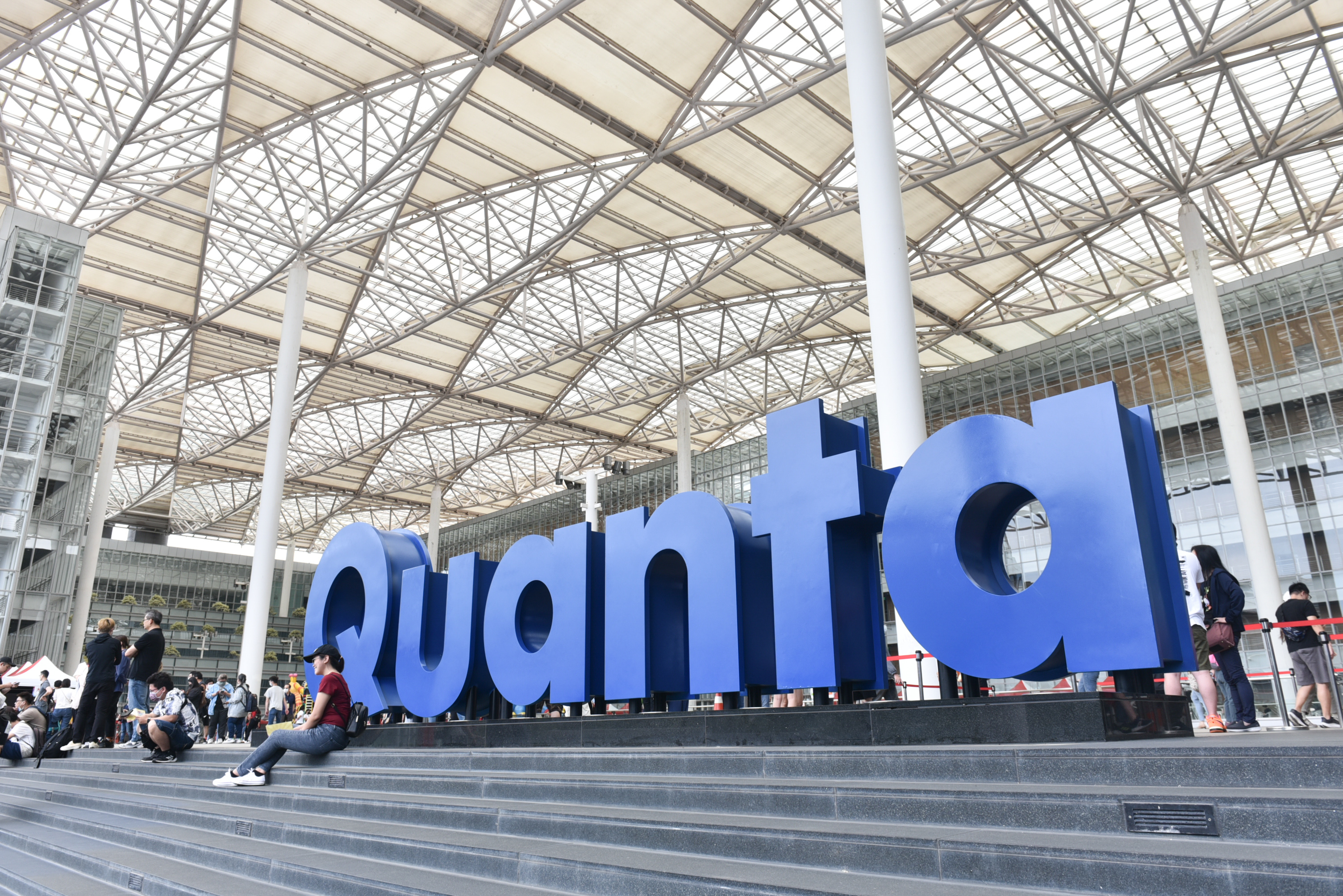 熱門股AI廣達，近期出現漲多修正，讓不少股民不小心被套住，專家認為，長線投資仍可逢低布局。