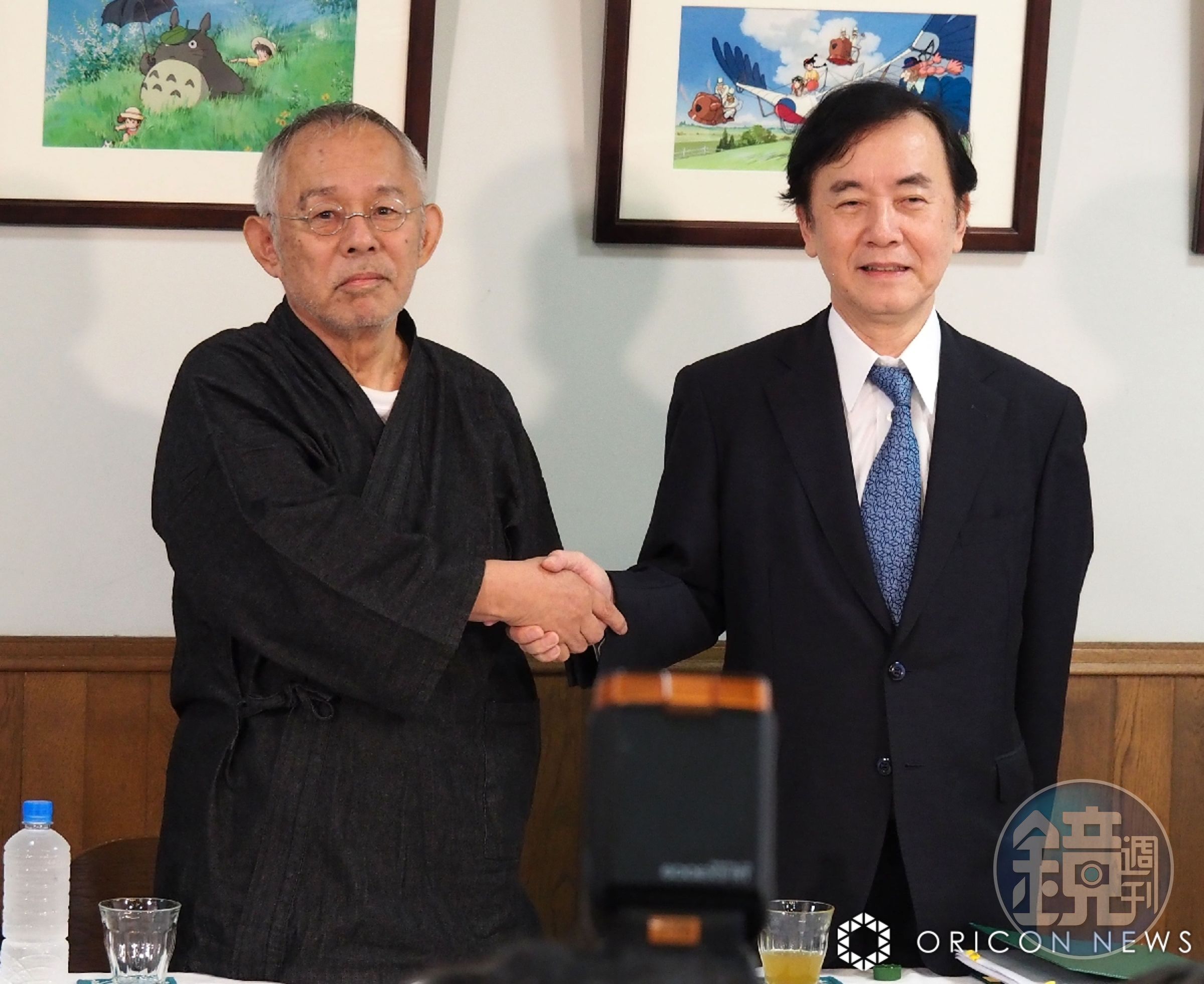 吉卜力社長鈴木敏夫（左）與日本電視台會長杉山美邦今在吉卜力工作室共同宣布收購消息。（翻攝自ORICON NEWS）