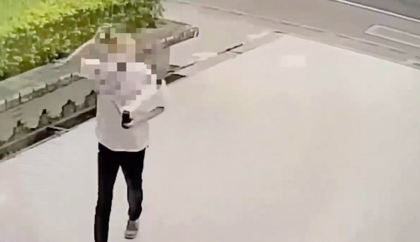 朱國榮在本月7日最後一次到信義分局三張犁派出所報到的身影。（翻攝畫面）