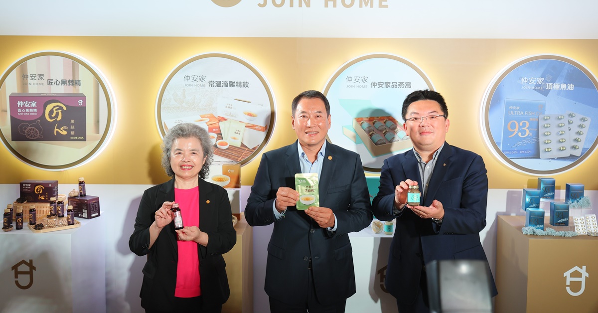 中租企業總裁辜仲立(中)、仲安生醫董事長鄭秀姿(左2)、仲安生醫營運總經理陳瑞興(左1)、中租控股策略長廖英智(右2)、仲安生醫協理林立(右1)，一同為「仲安家」品牌站台。(圖：中租企業提供)