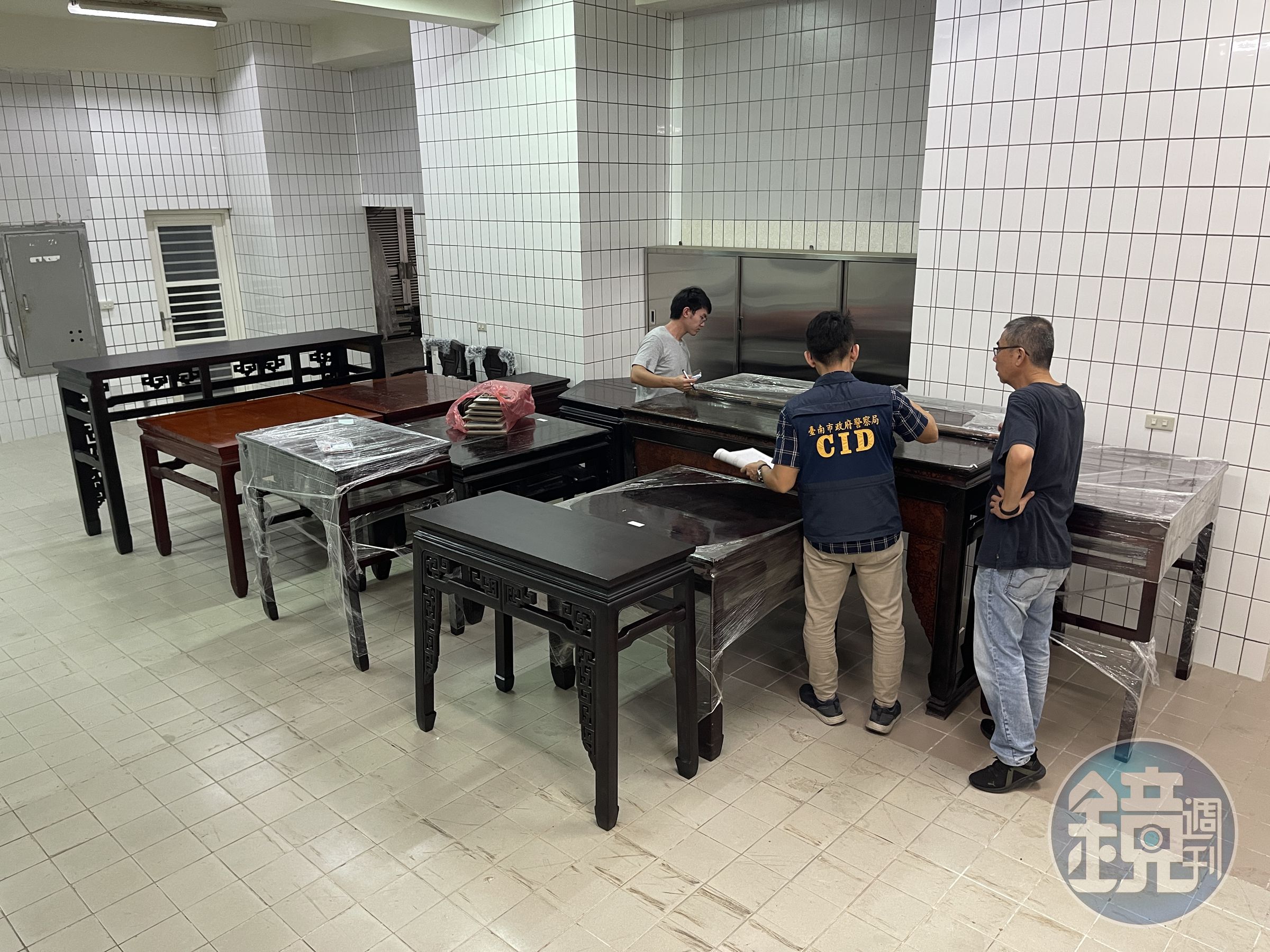 警方破獲神明桌竊盜集團,起出價值近600萬元檜木神桌。(翻攝畫面)