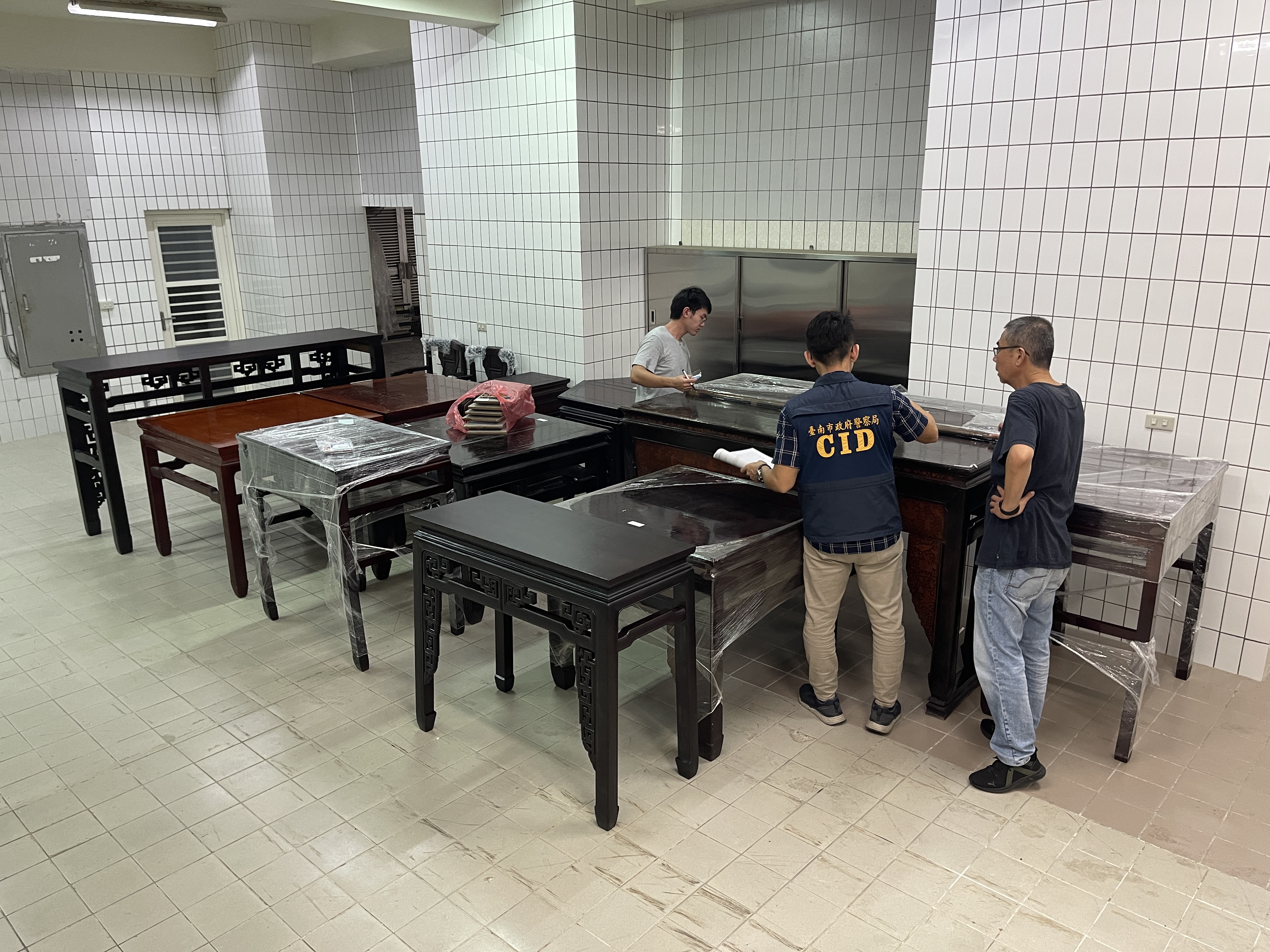 警方破獲神明桌竊盜集團，起出價值近600萬元檜木神桌。（翻攝畫面）