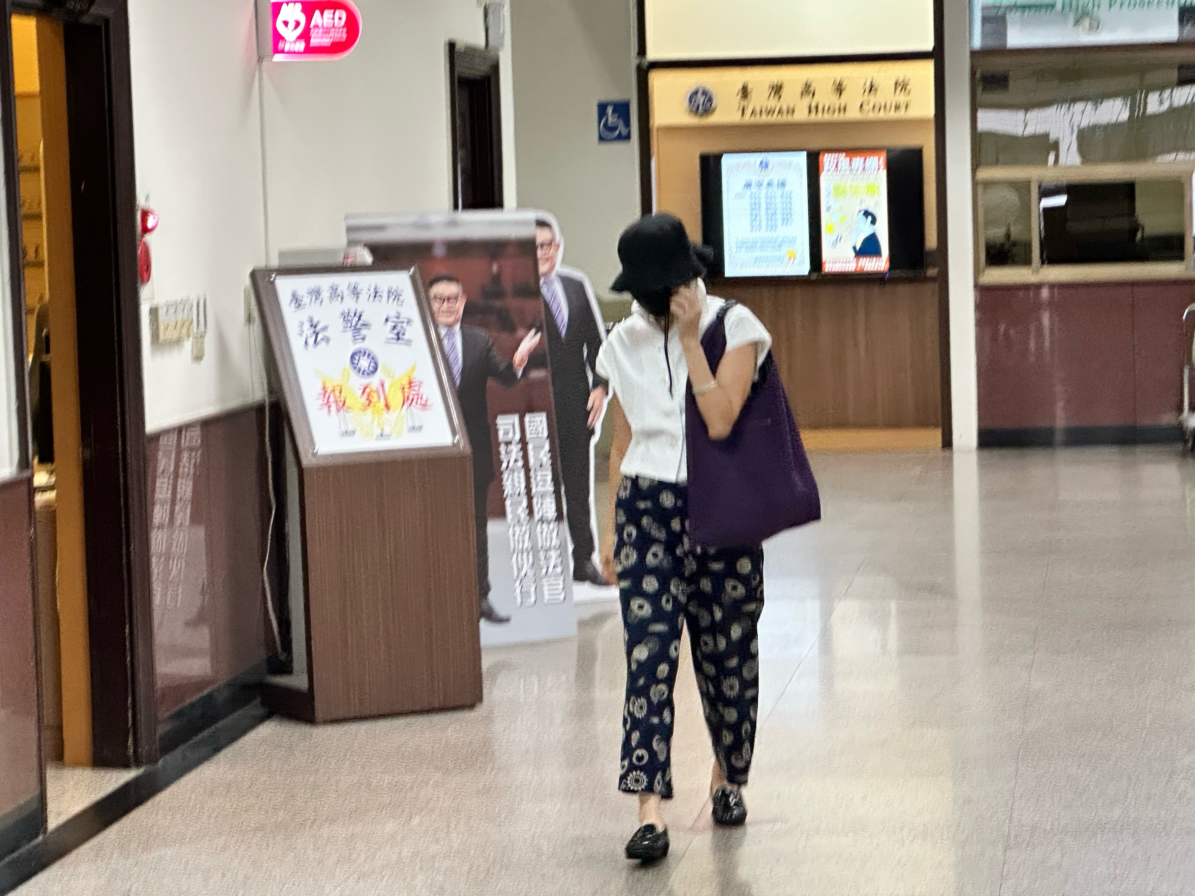 百億大亨朱國榮棄5億元交保金潛逃,法官針對其中4億元部分,傳具保人,朱國榮的妹妹朱佩瑜出庭。