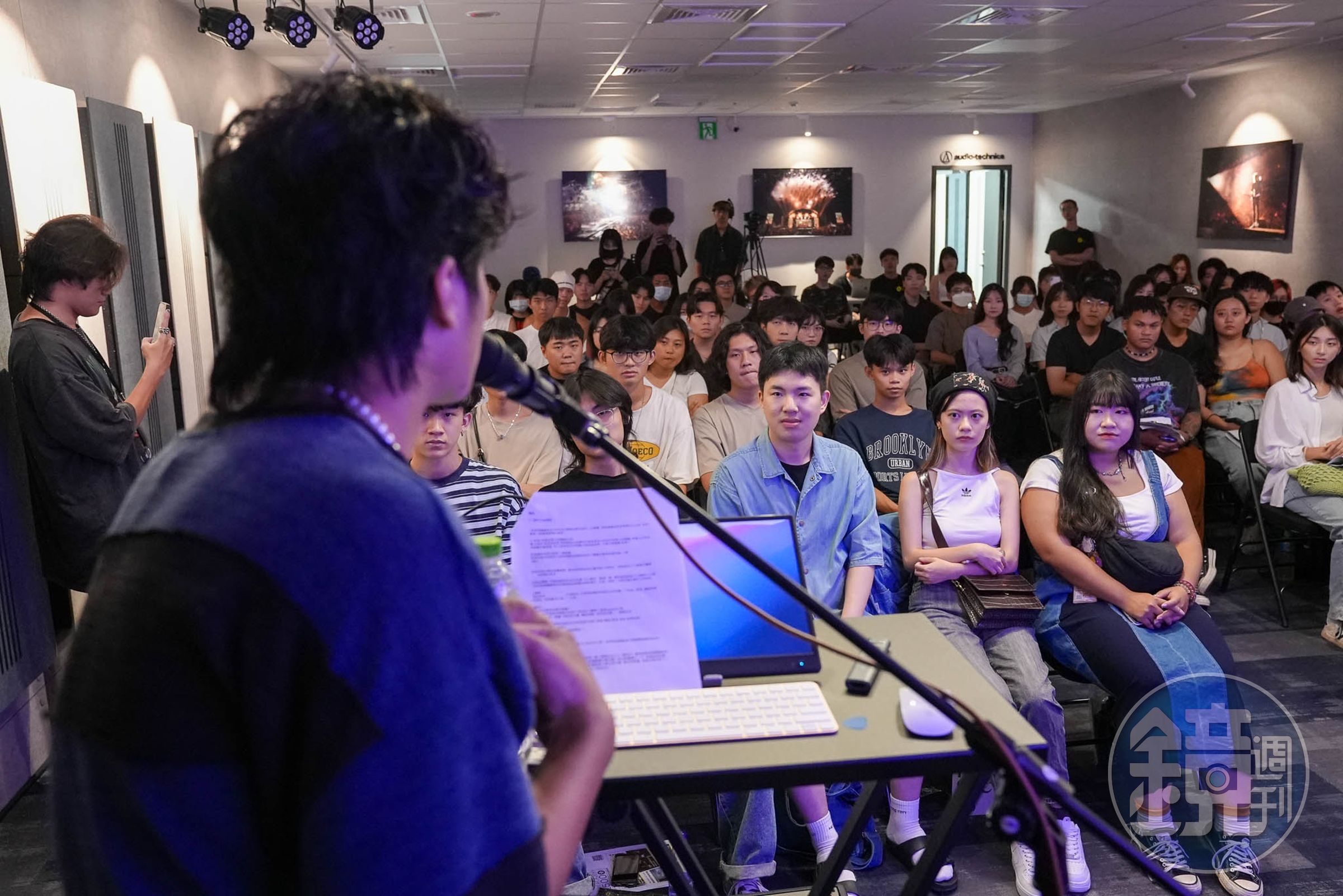 創作歌手李浩瑋擔任講座主講人,與熱愛音樂的朋友交流音樂想法。(1500聲量音創學院提供)