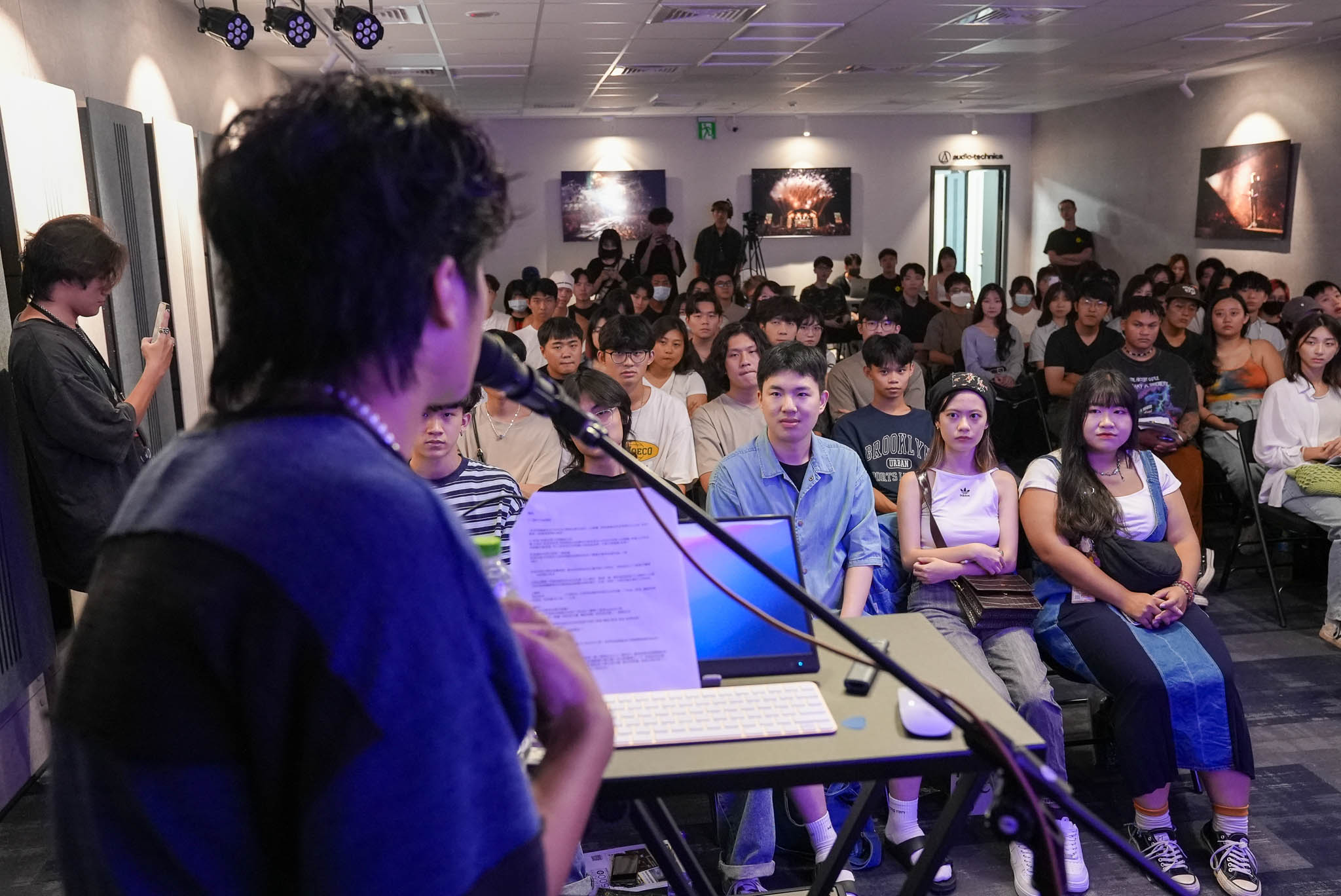創作歌手李浩瑋擔任講座主講人，與熱愛音樂的朋友交流音樂想法。（1500聲量音創學院提供）
