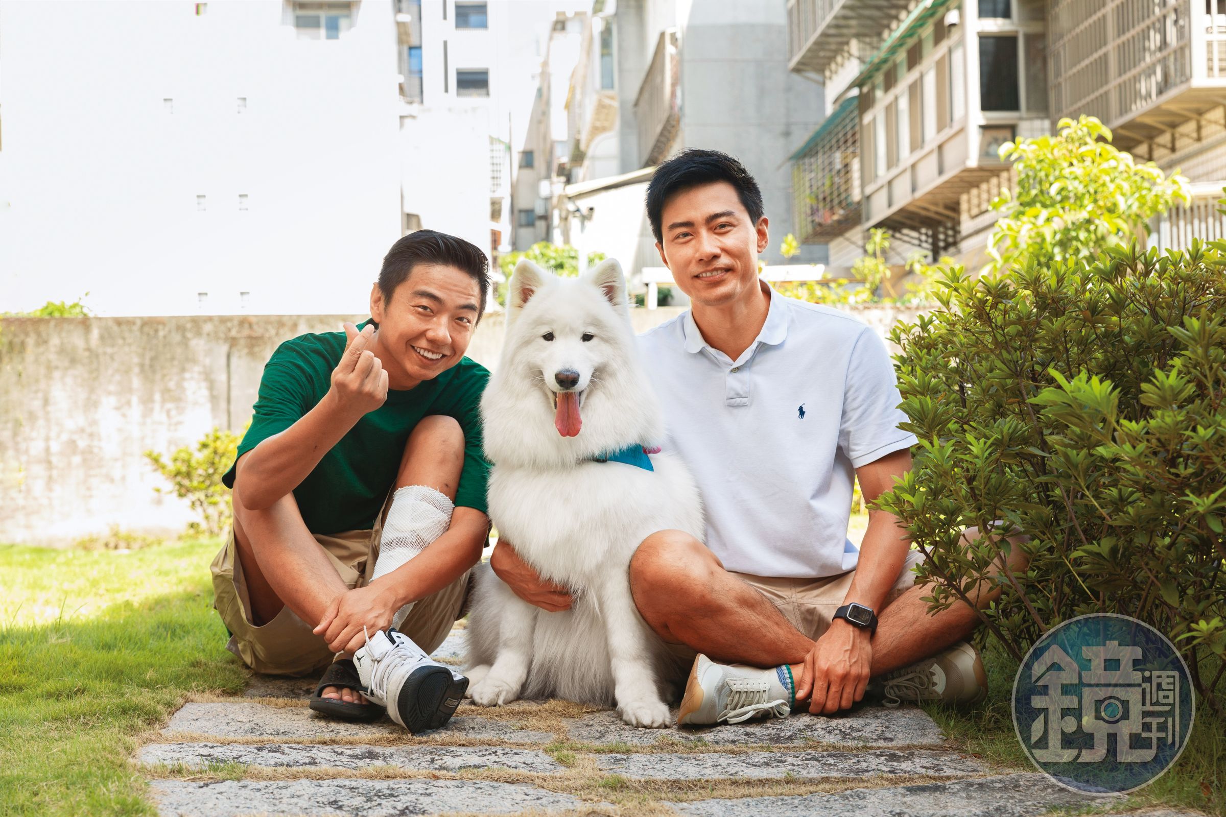 楊時修(右)帶著愛犬多比跟熊爸(左)見面,暢談多比的生活日常。