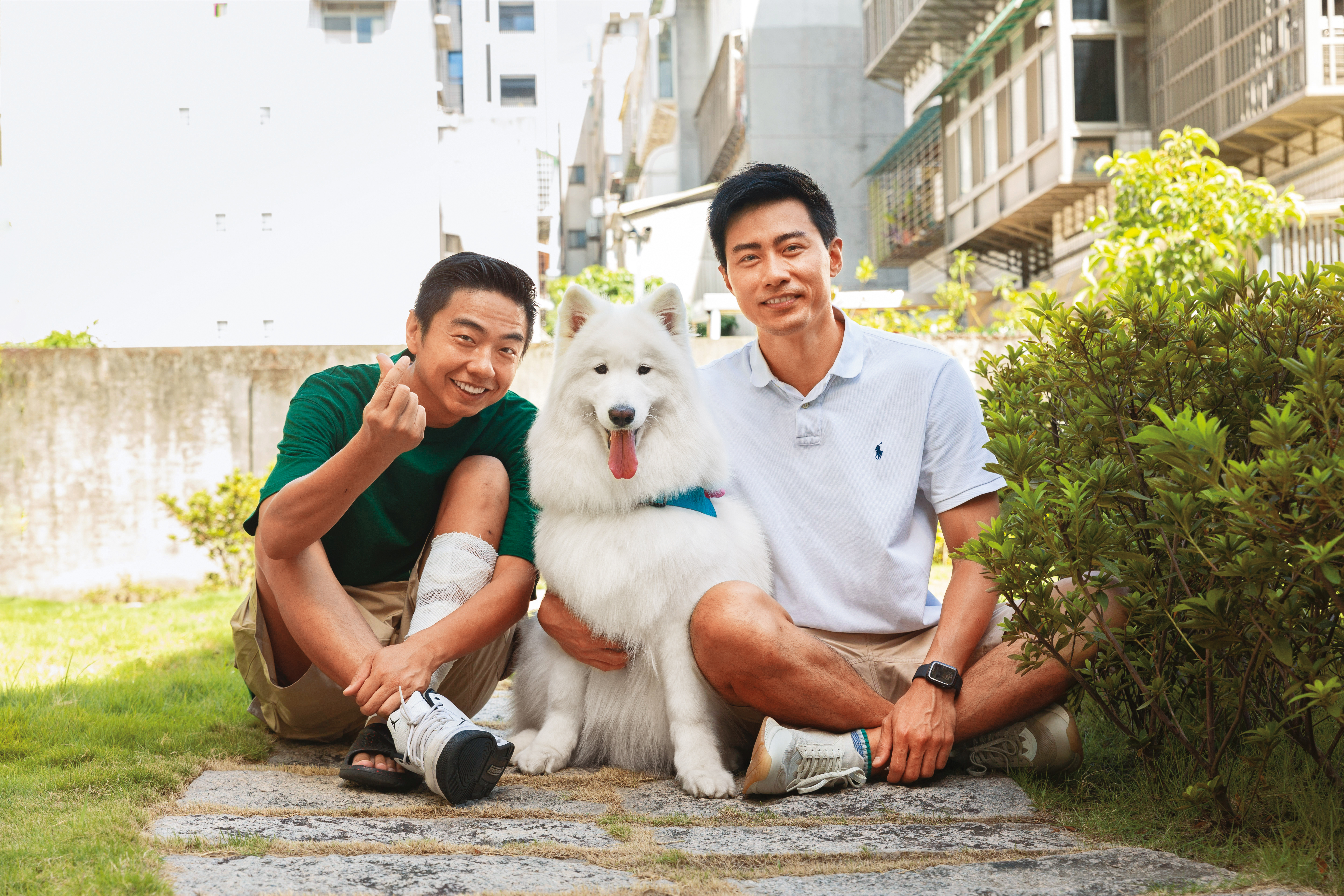 楊時修（右）帶著愛犬多比跟熊爸（左）見面，暢談多比的生活日常。