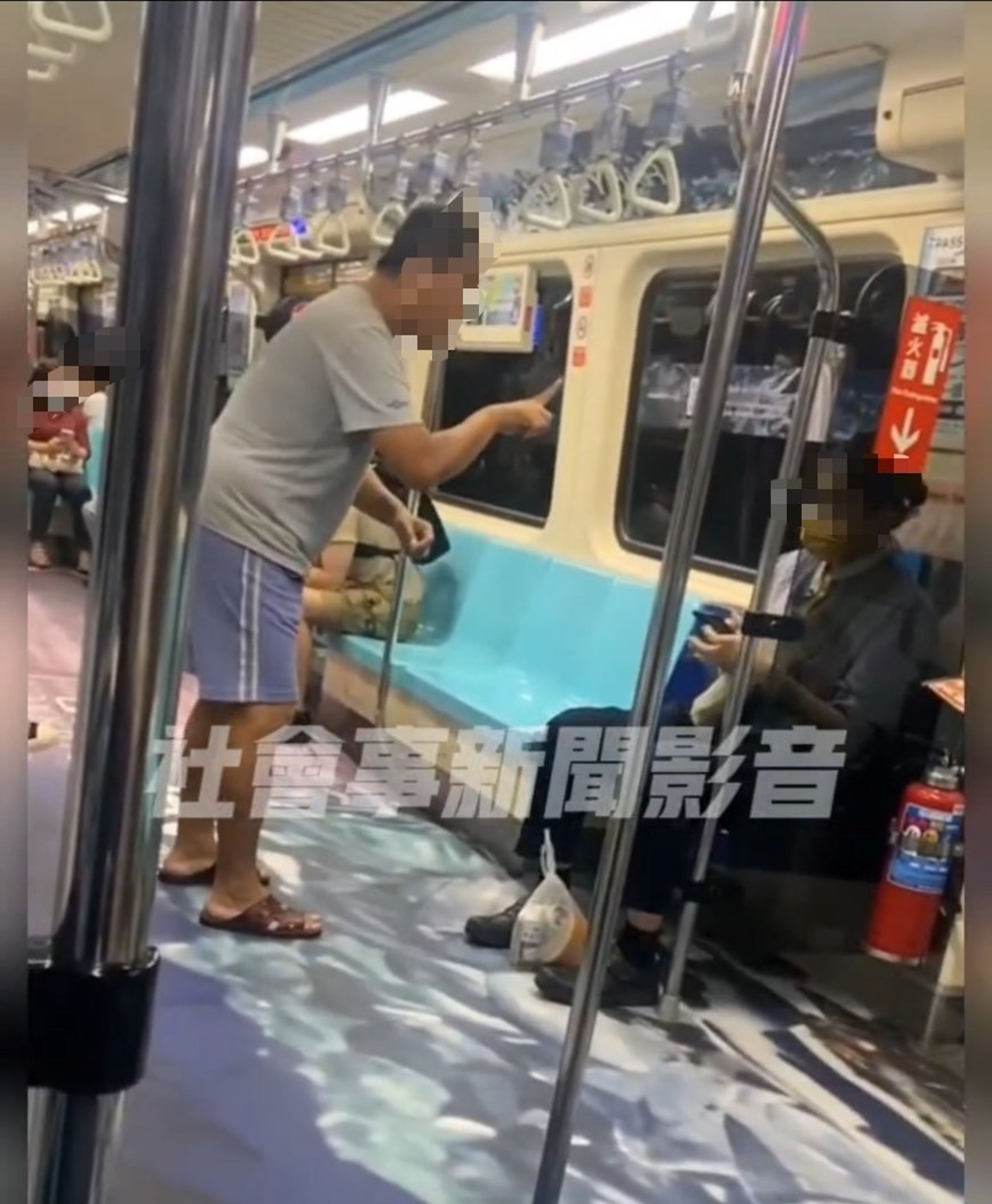 有一名女乘客主動給「要錢哥」百元鈔,他才露出笑容。(翻攝自社會事新聞影音)