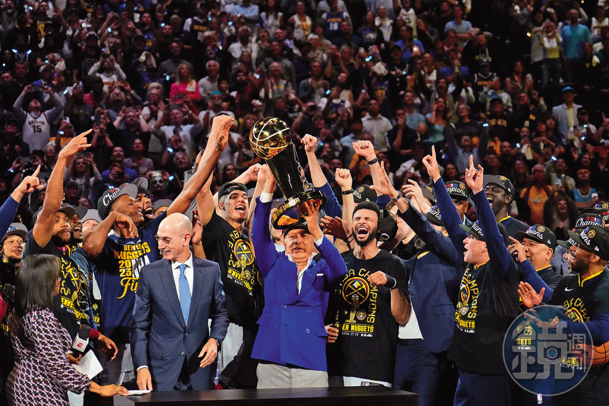 金塊今年6月奪下首座NBA總冠軍，金塊老闆克倫克（Stan Kroenke）高捧金盃，小波特（第二排左三）與隊友們興奮歡呼。（東方IC）