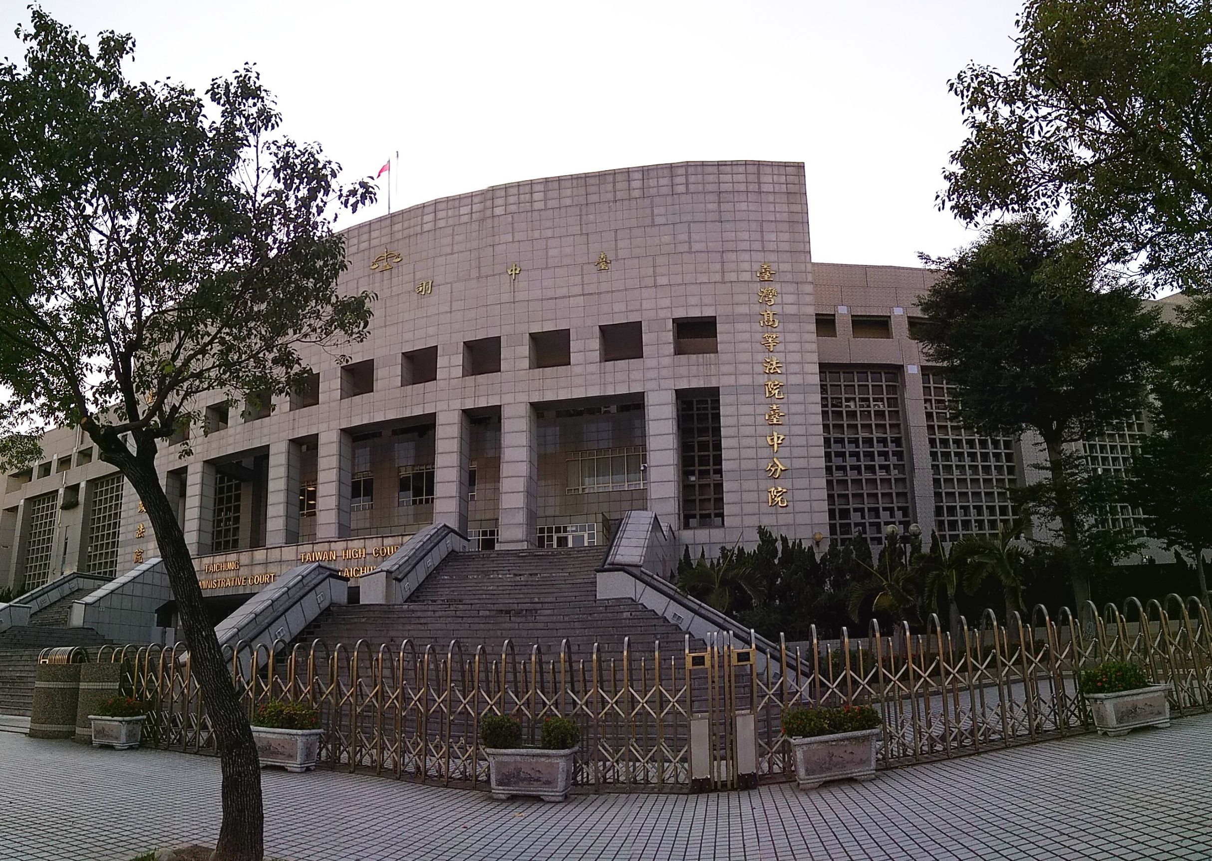 台中高分院法官指出，一審法官依法必須宣告褫奪公權，此非法院所所得審酌裁量事項，因此駁回王男上訴。（本刊資料照）