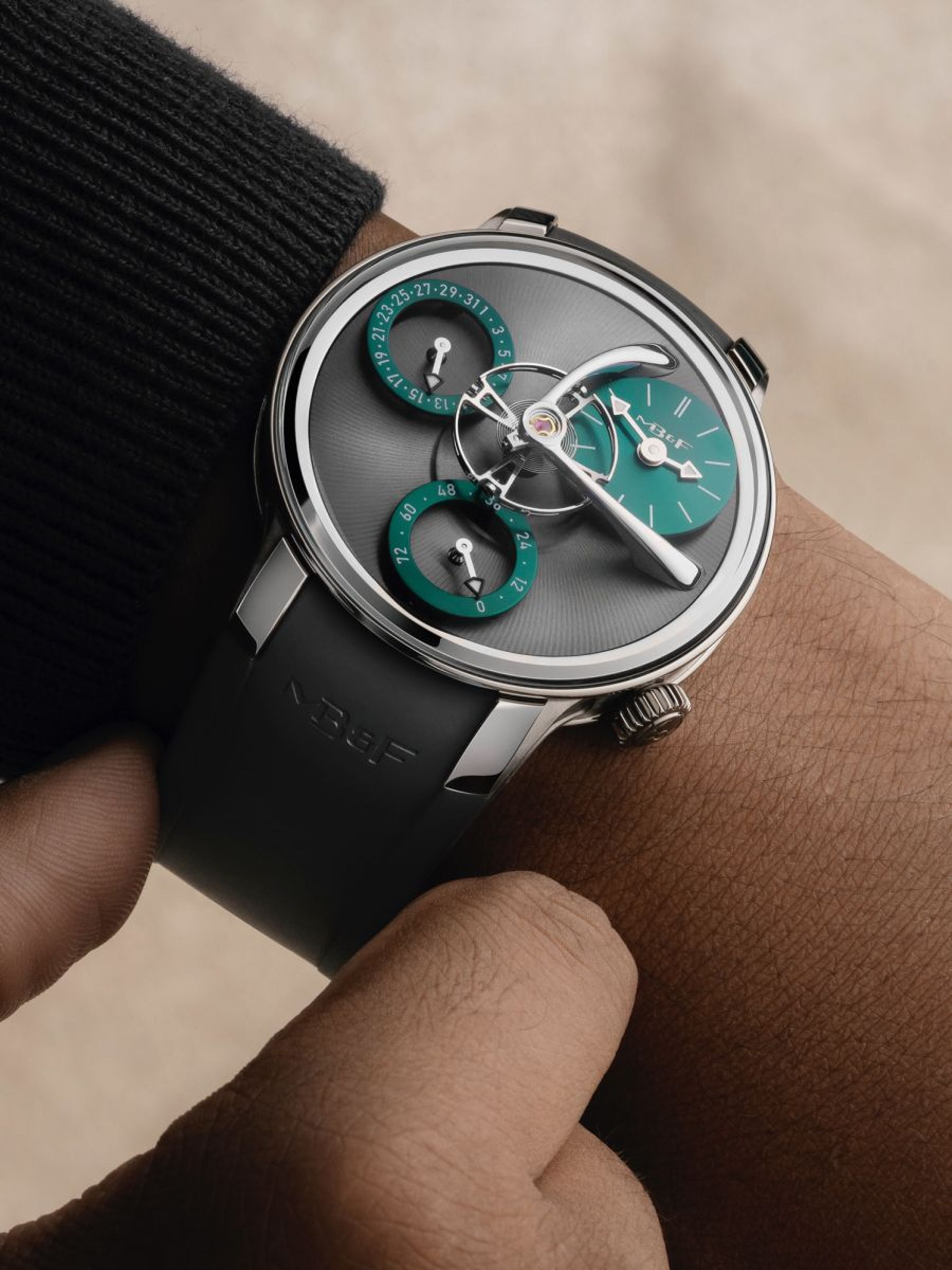 MB&F LM Split Escapement EVO「台北限定版」，採用五級鈦金屬錶殼配以灰黑色主夾板，以及「跑車綠」錶盤，讓「分離式擒縱系統」的特殊外型看起來優雅而且沉穩。EVO錶殼搭載全球首創的FlexRing吸震系統，讓懸浮擺輪在日常生活中也能隨意佩戴，並具備80米防水效能。